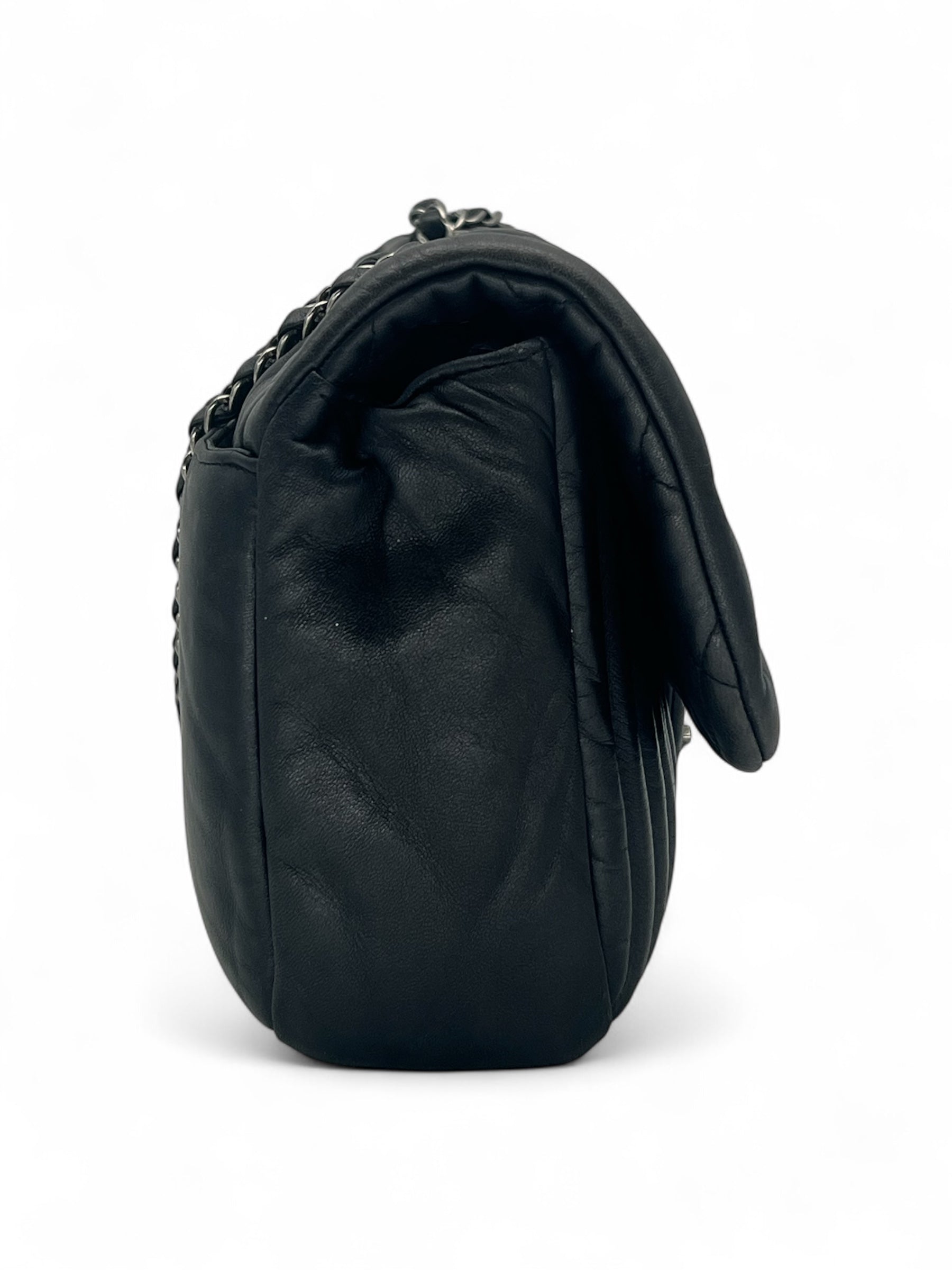 Chanel - Schwarze Umhängetasche mit Klappe