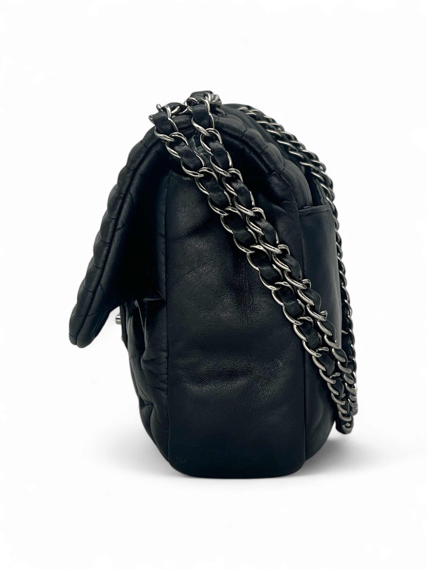 Chanel - Schwarze Umhängetasche mit Klappe