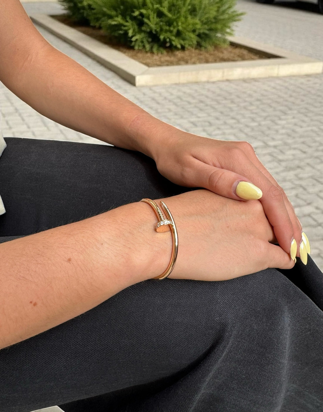 Cartier - Armband „Juste un Clou“ aus 18 Karat Roségold mit Steinen besetzt
