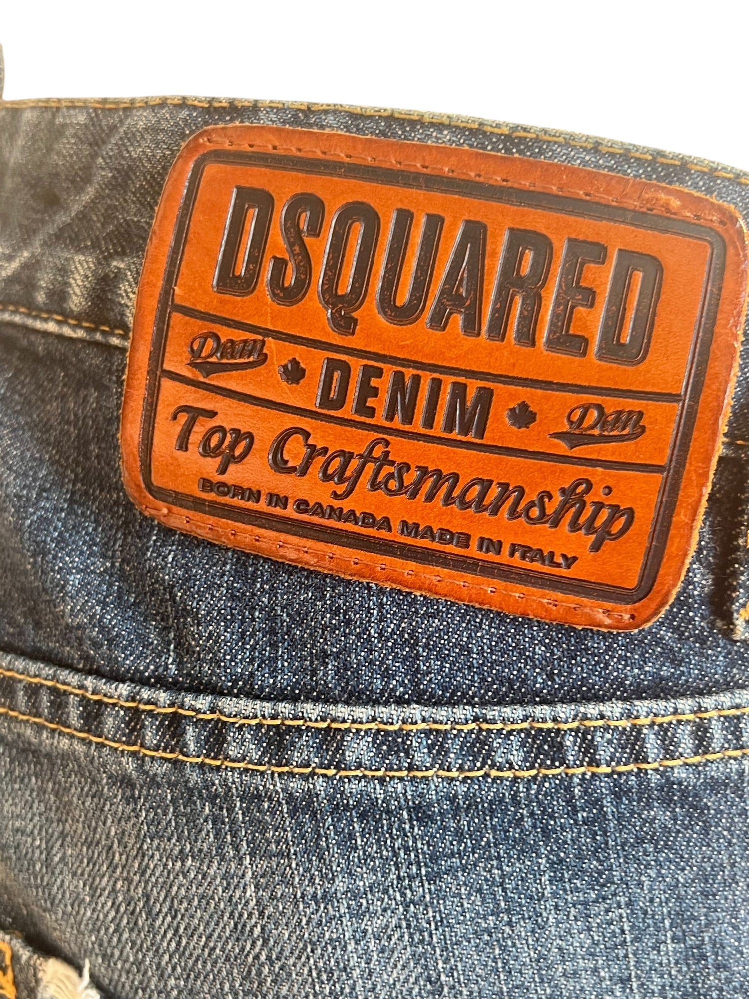 Dsquared - 青いジーンズ 革パッチ付き 後ろ T40