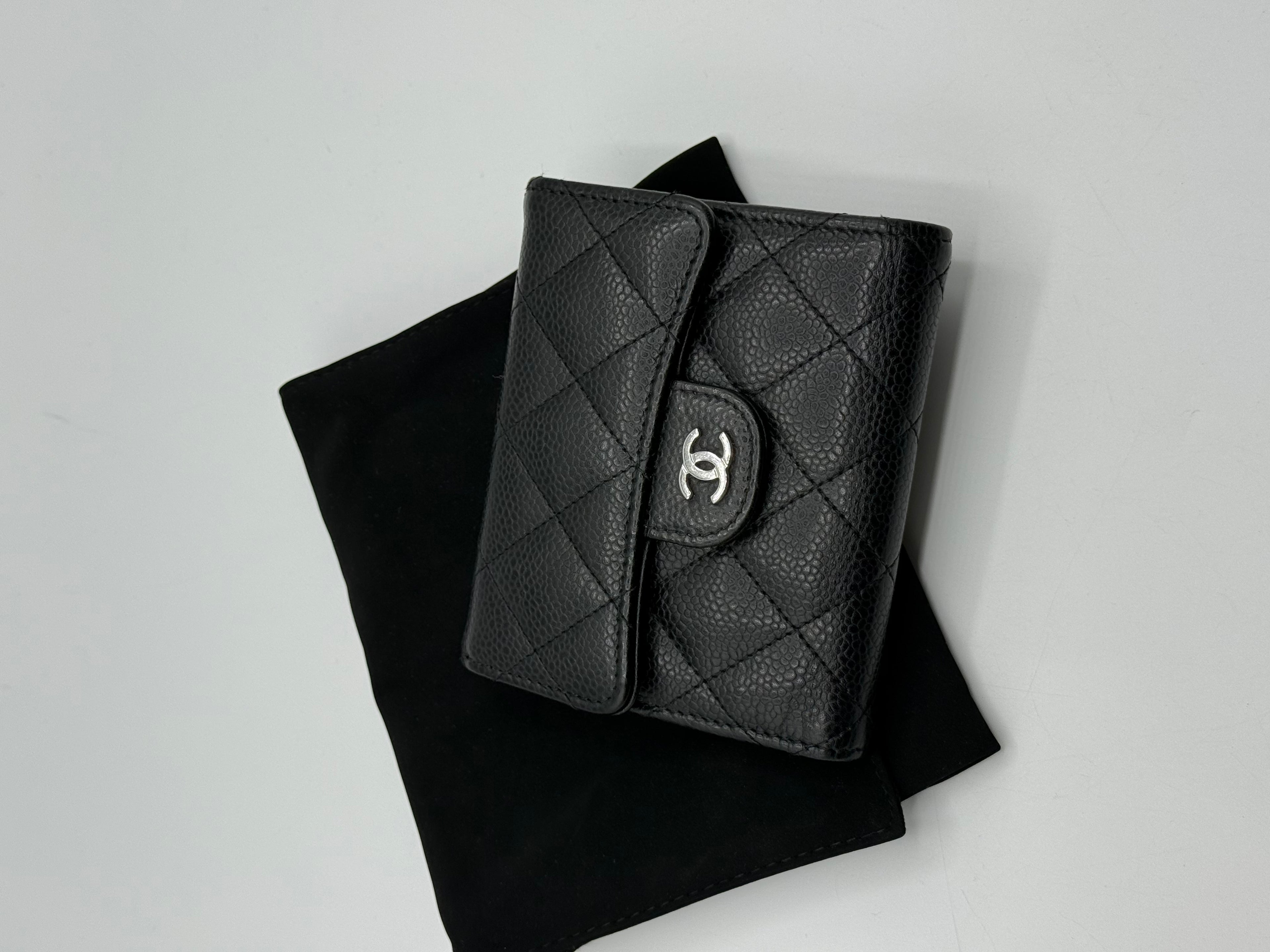 Chanel - Portefeuille à rabat PM caviar noir