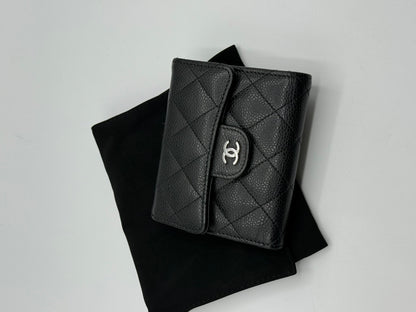 Chanel - Portefeuille à rabat PM caviar noir