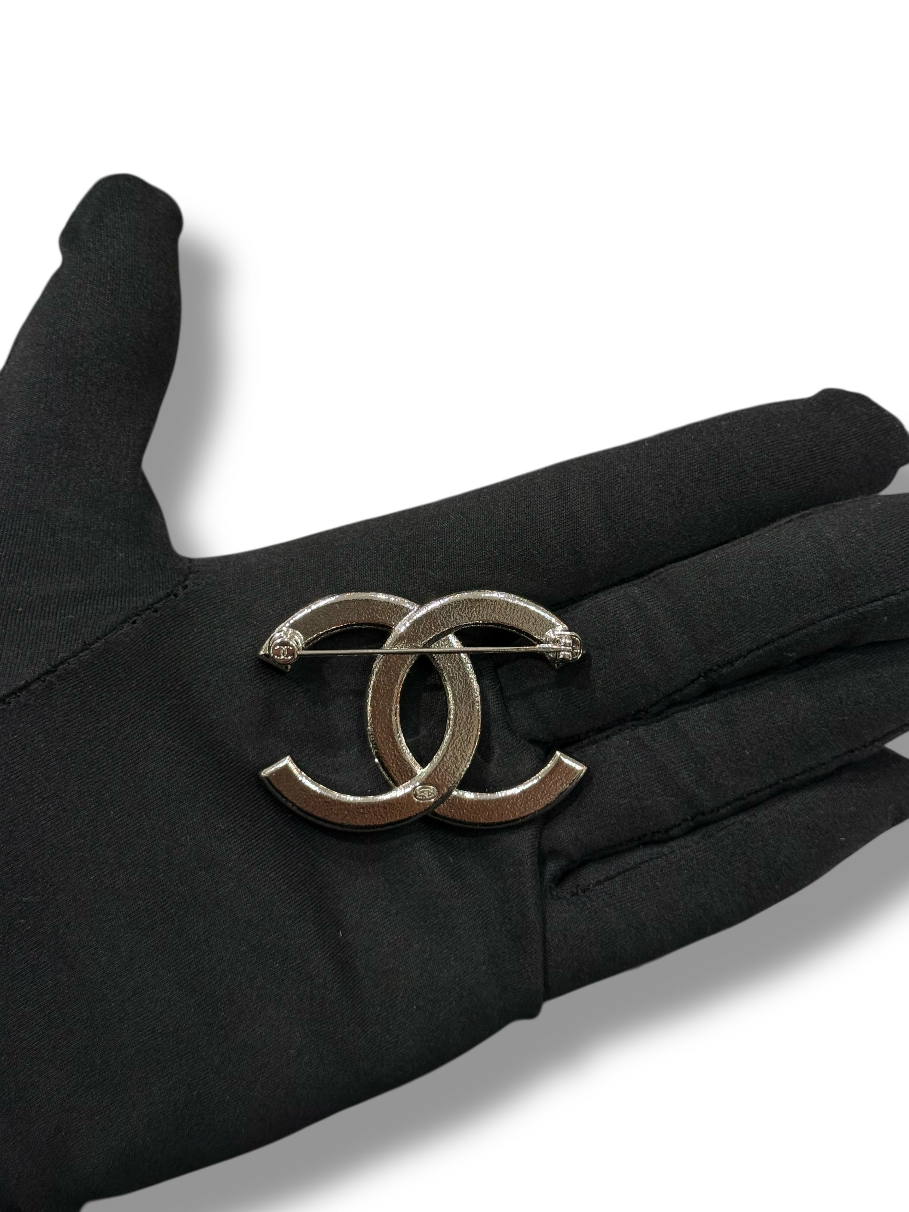 Chanel - Broche CC Argentée