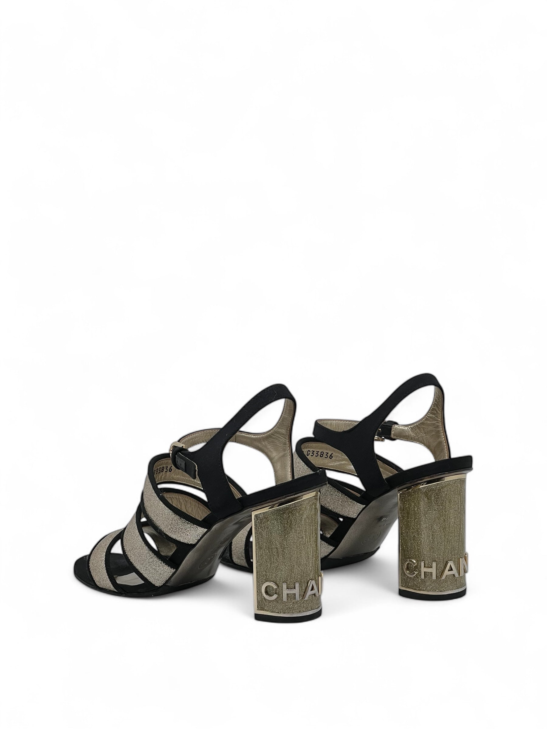 Chanel - Talons avec brides dorées