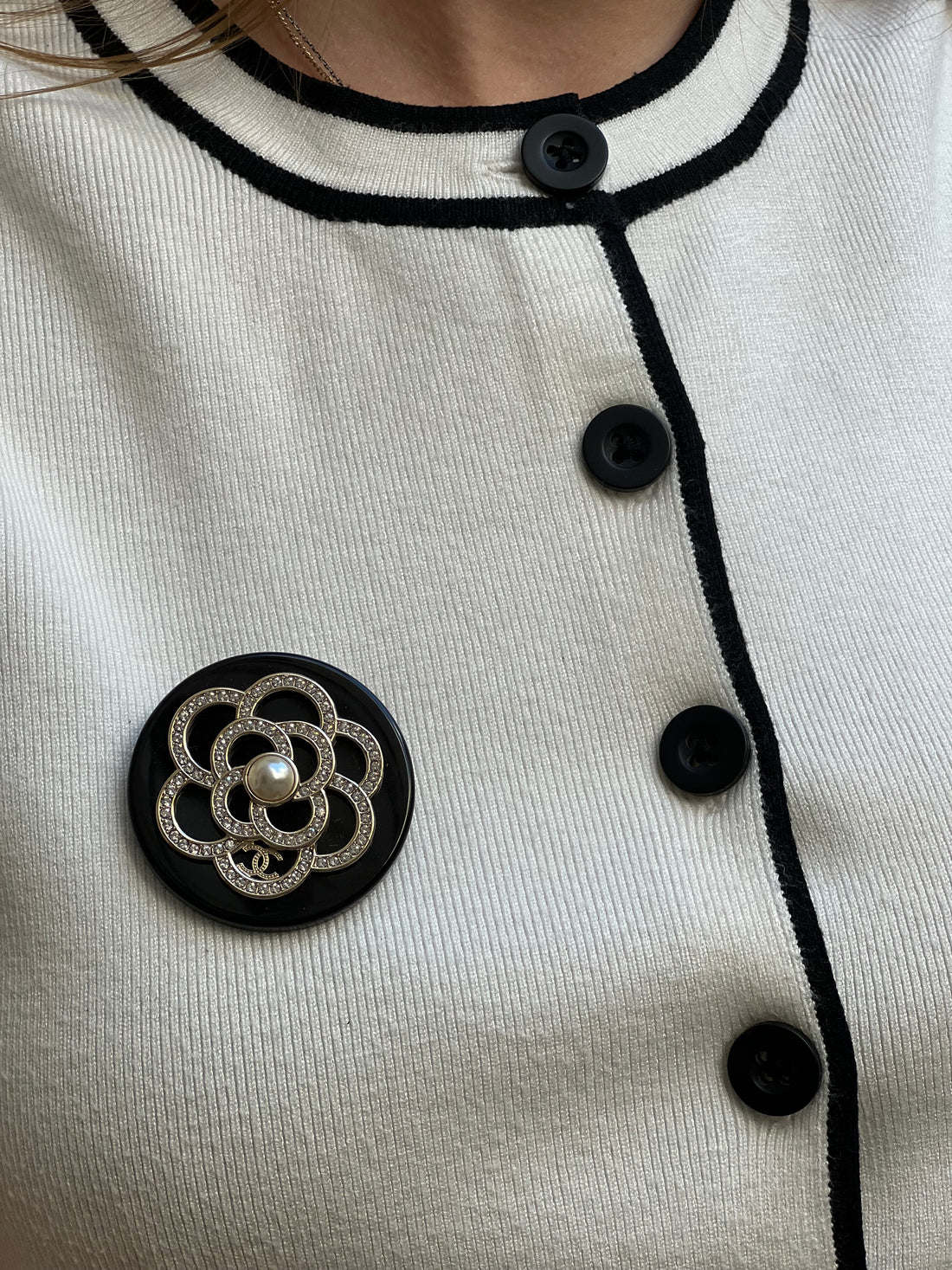 Chanel - Broche camélia à strass