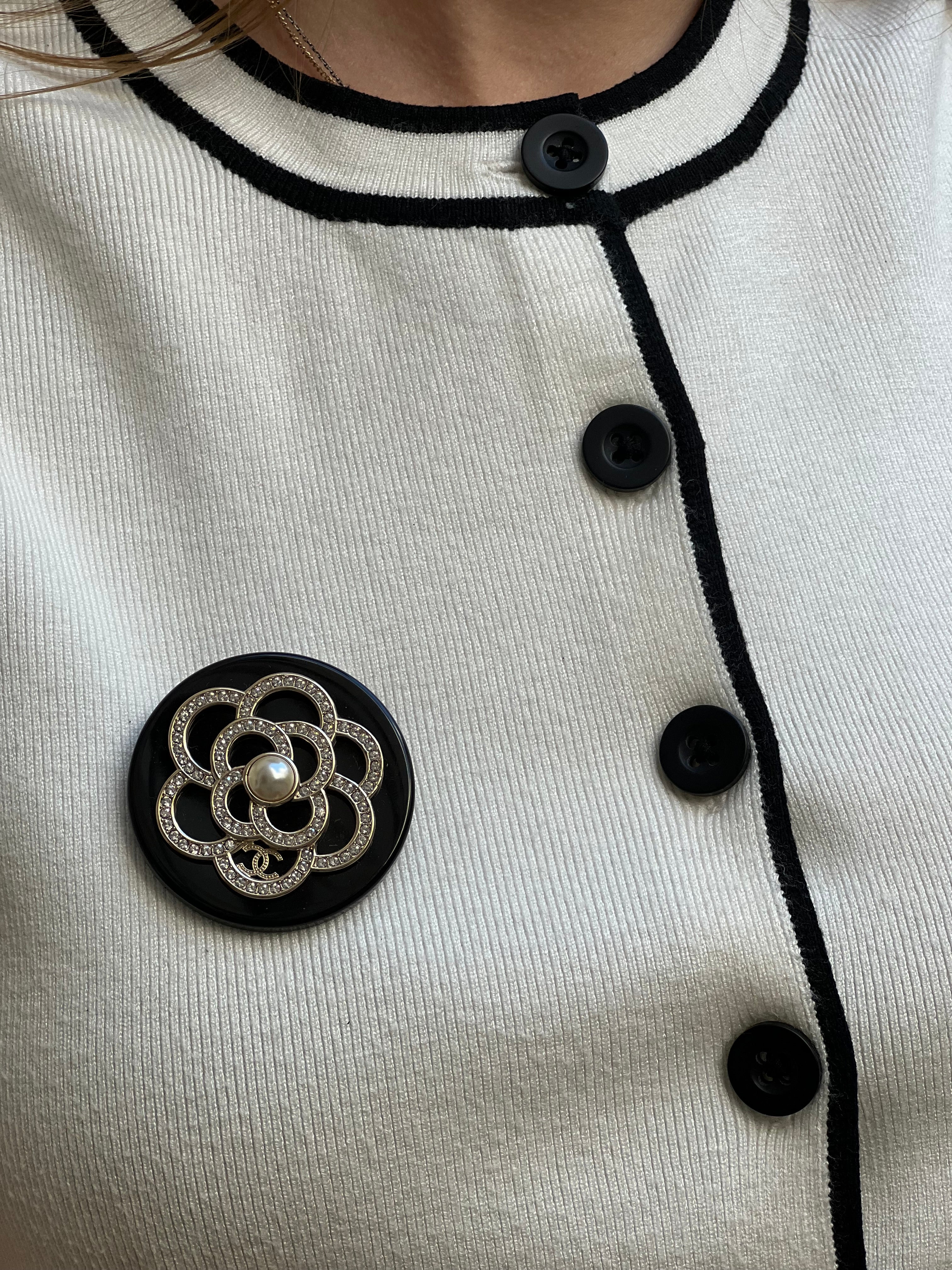 Chanel - Broche camélia à strass