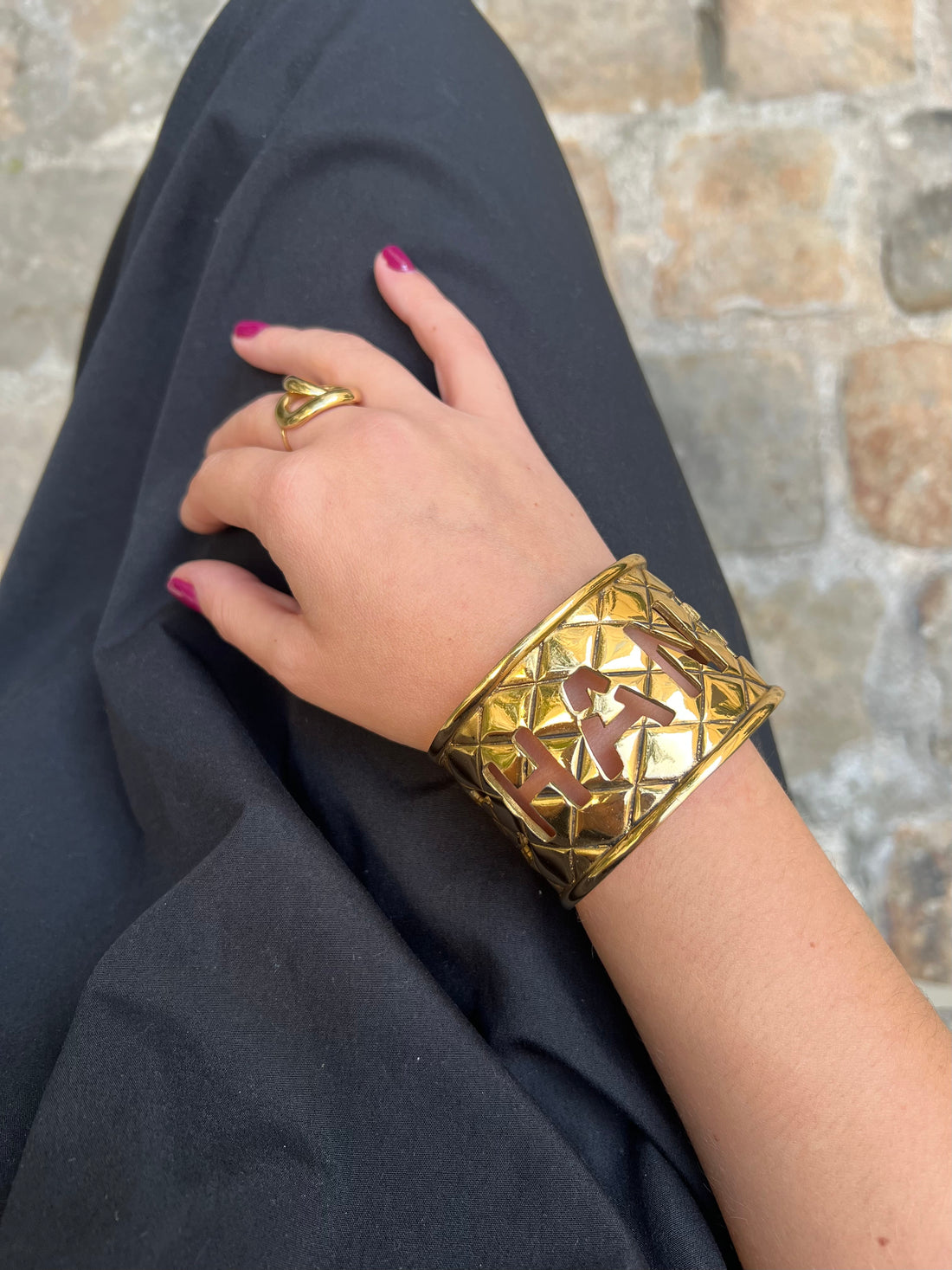 Chanel - Goldfarbene Manschette