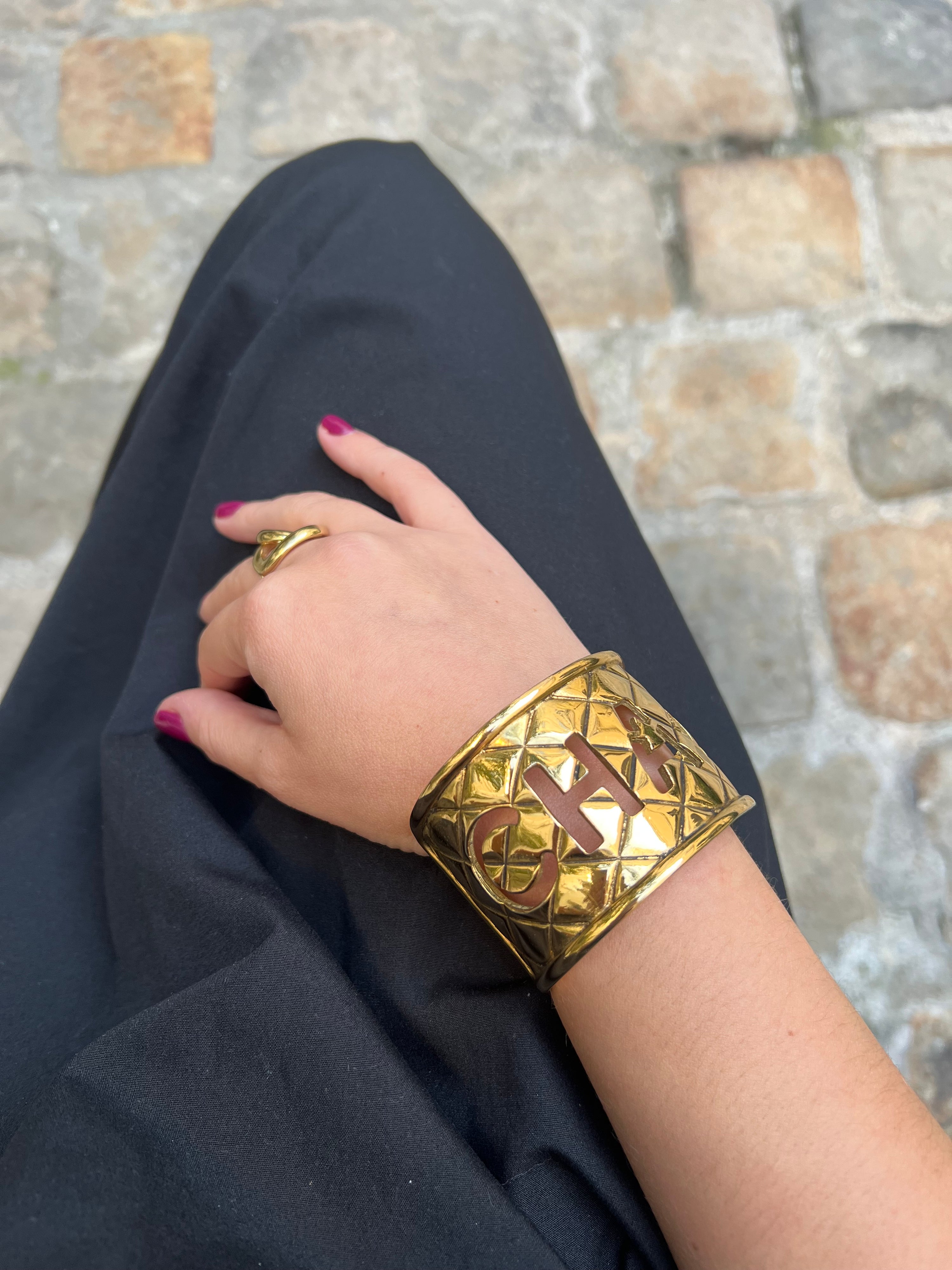 Chanel - Goldfarbene Manschette