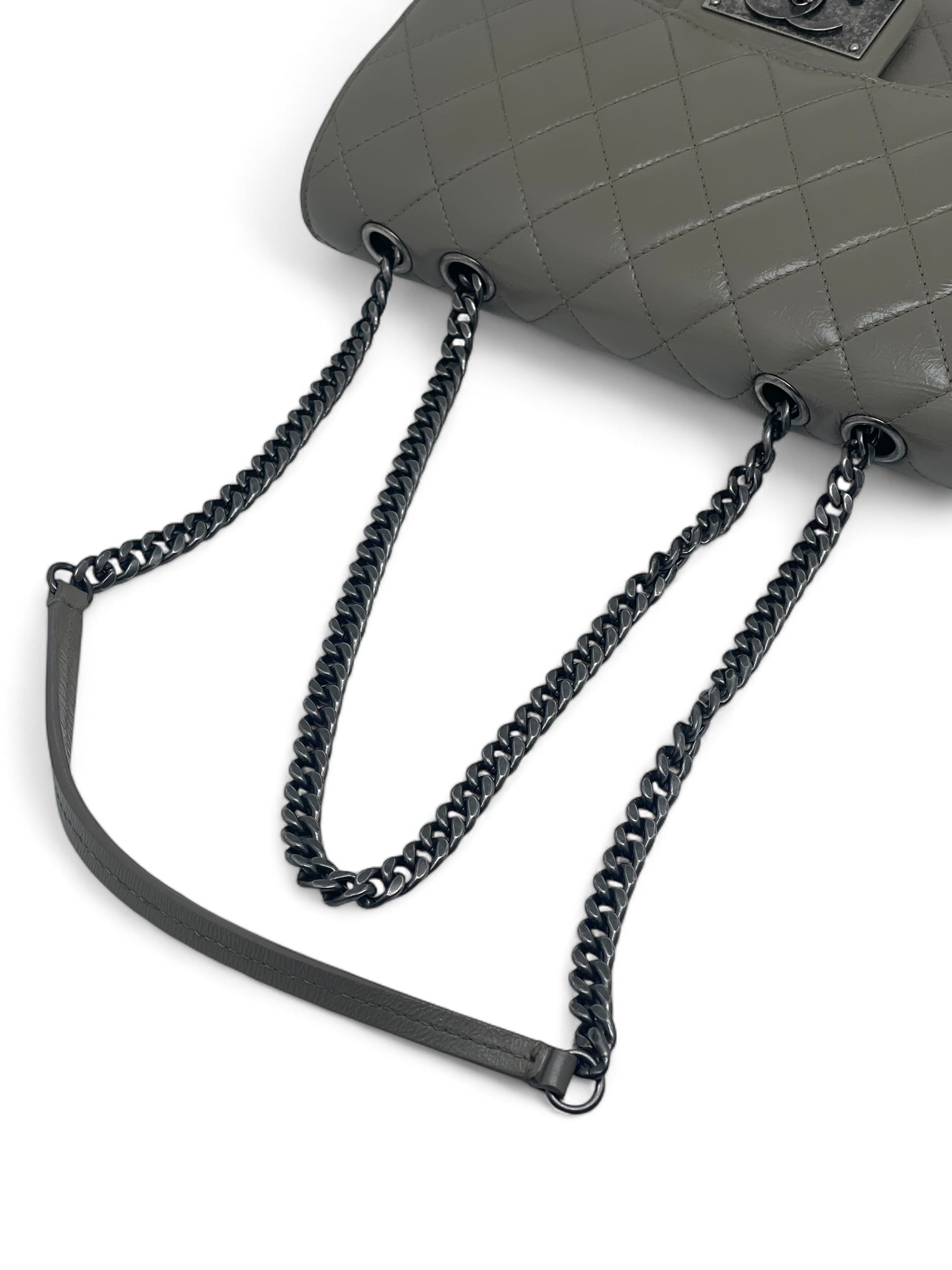 Chanel - Khakifarbene Umhängetasche mit Klappe