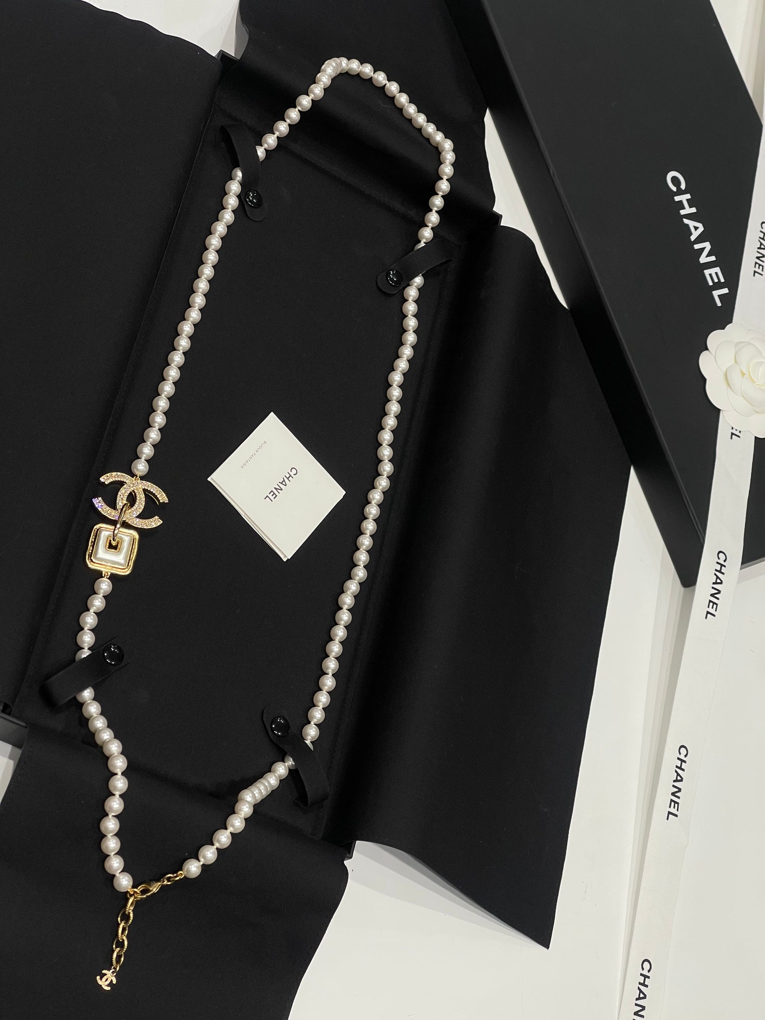 Chanel - Sautoir perles CC