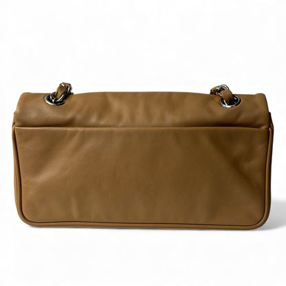 Chanel - Sac en cuir baguette camel logo