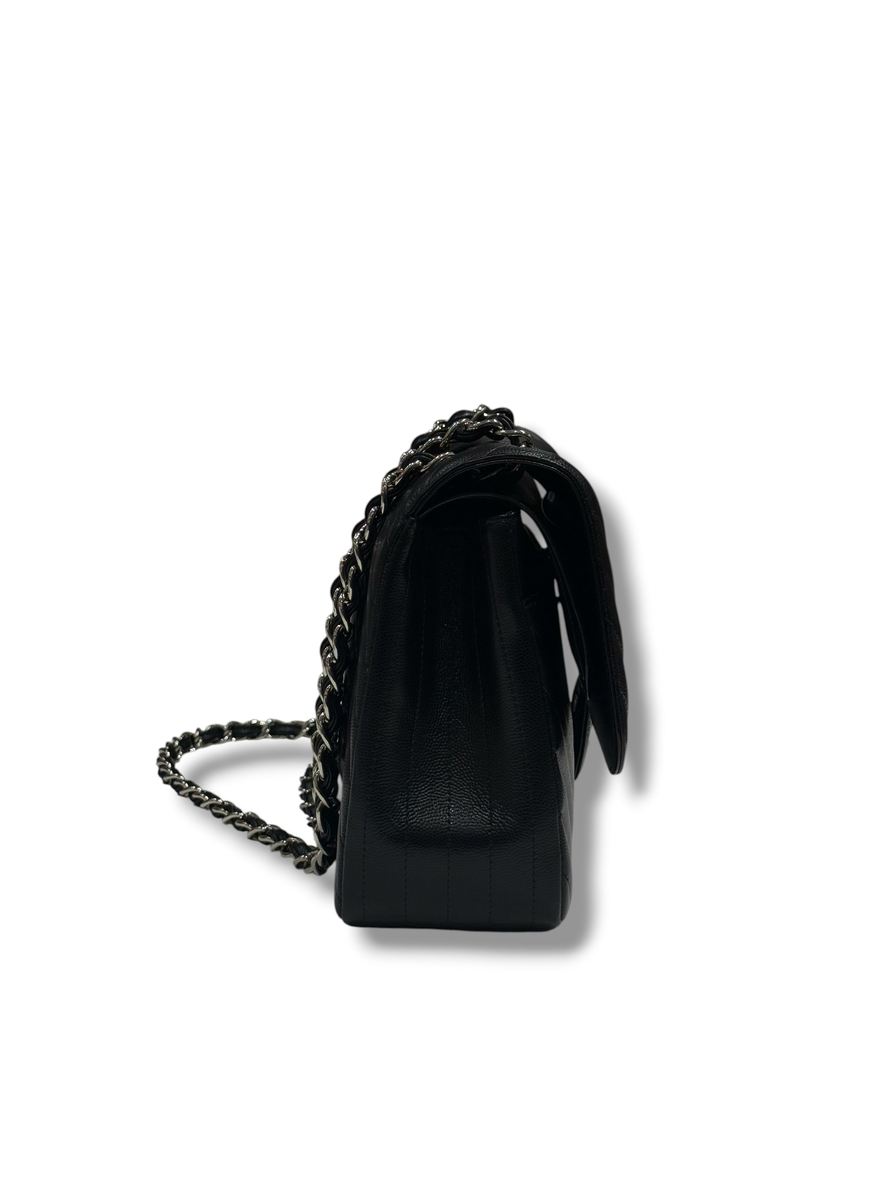 Chanel - Sac Jumbo noir cuir caviar chevron