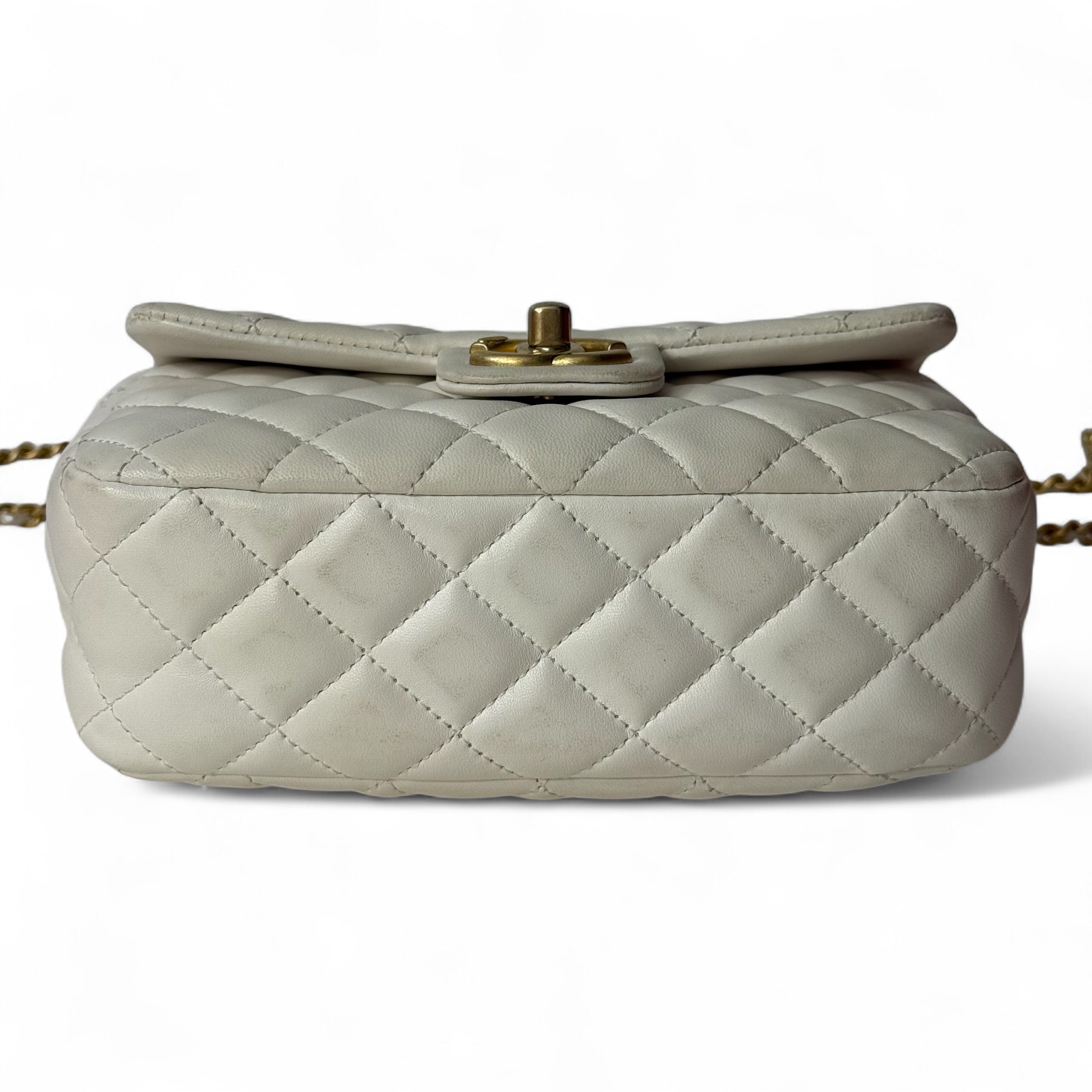Chanel - Weißer Umhängetasche mit Klappe