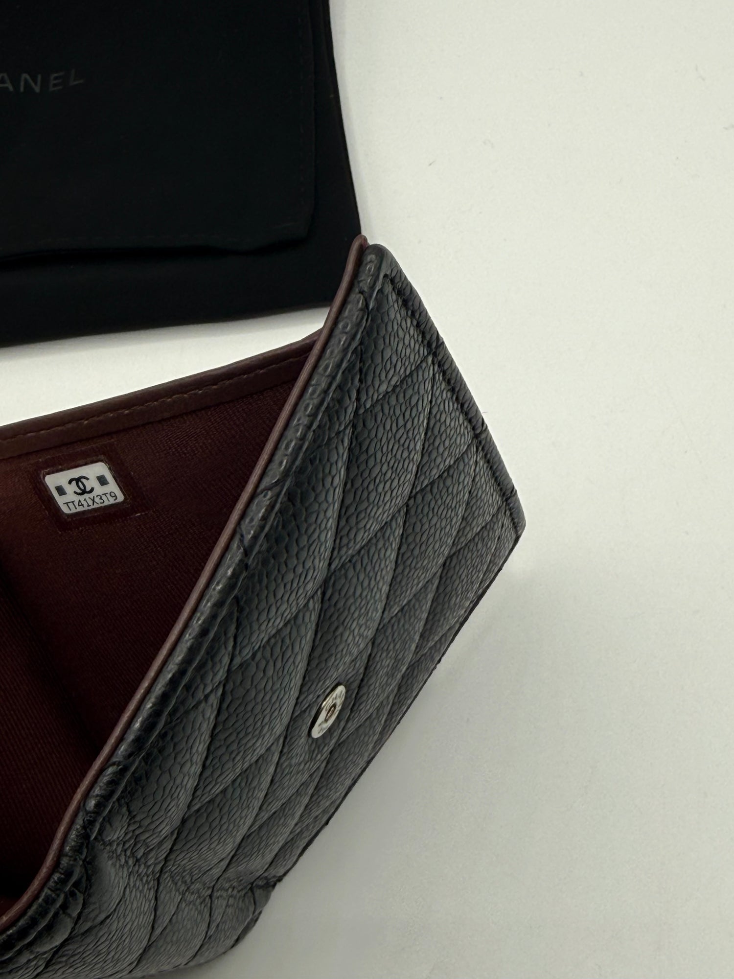 Chanel - Portefeuille à rabat PM caviar noir