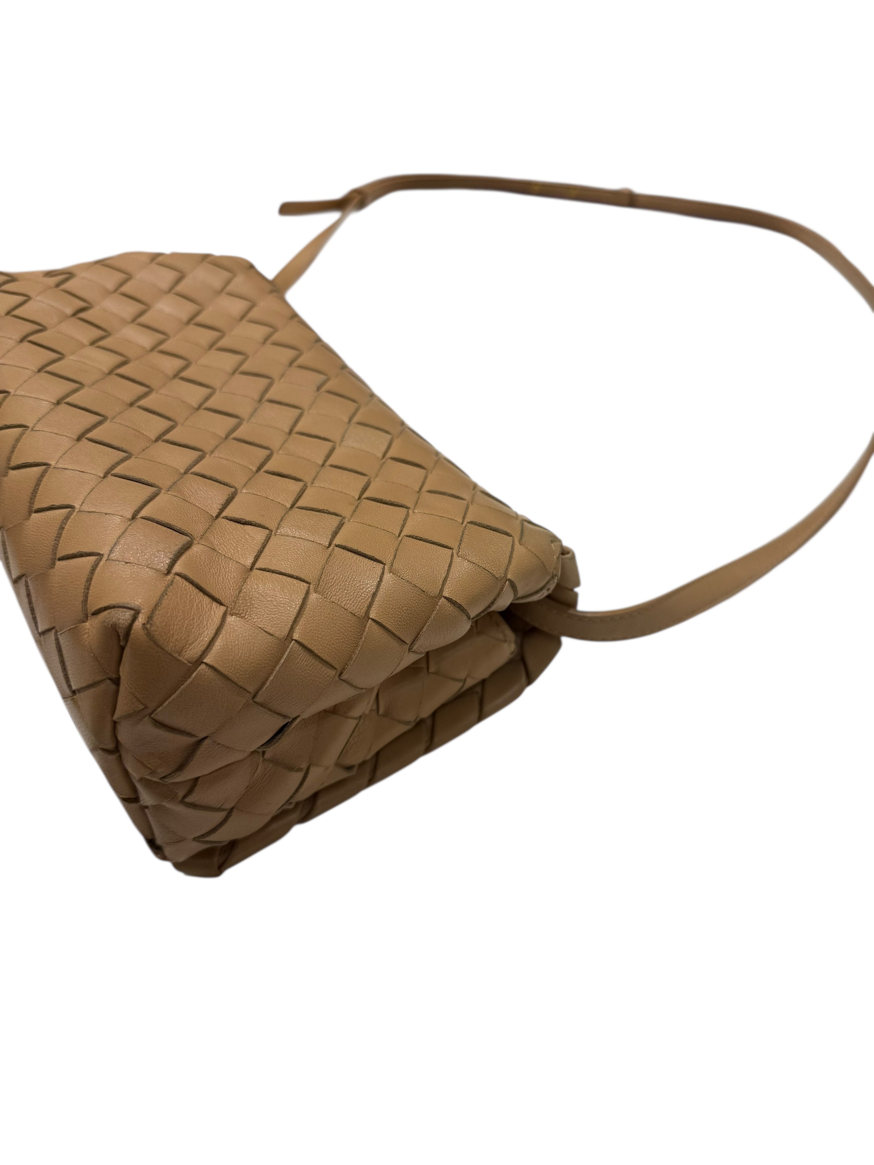 Bottega Veneta - Schultertasche aus geflochtenem beigem Leder