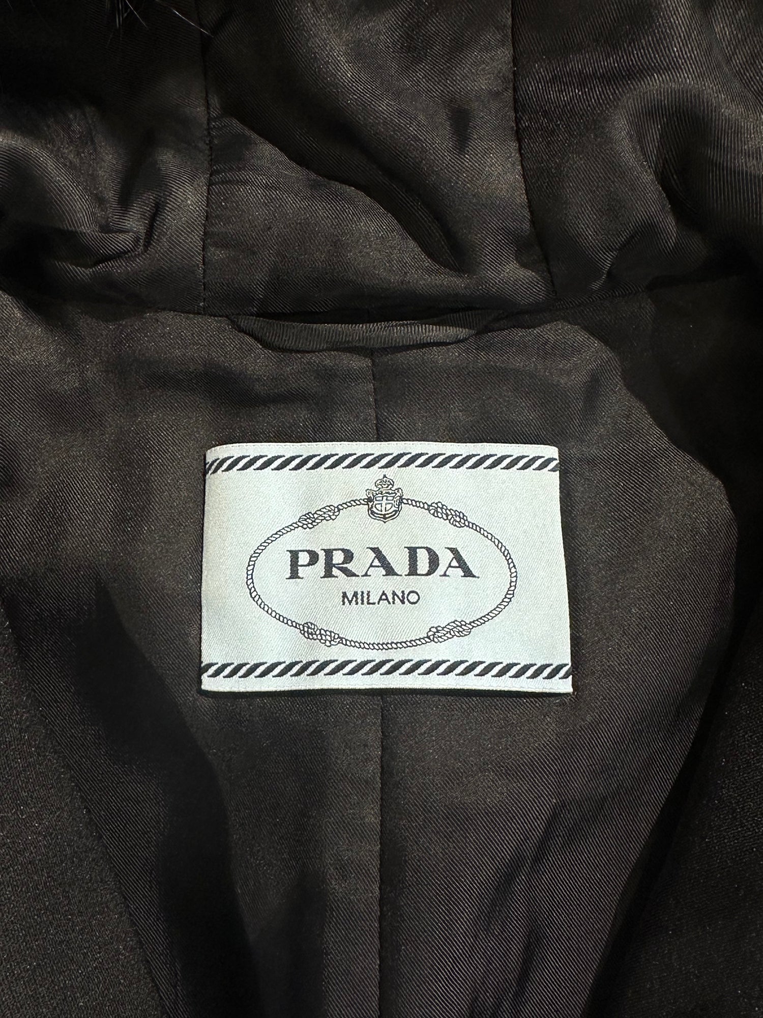 Prada - Manteau noir a fourrure T36