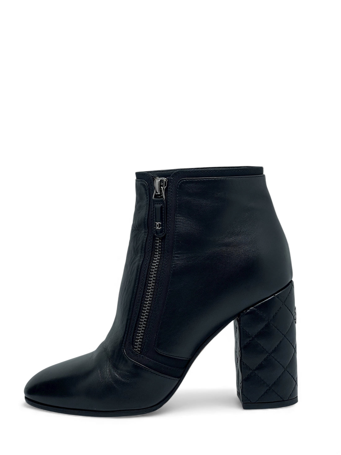 Chanel - Bottines en cuir matelassé T38