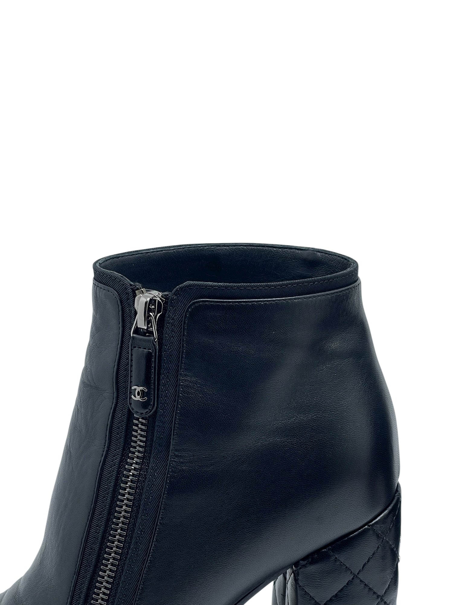 Chanel - Bottines en cuir matelassé T38