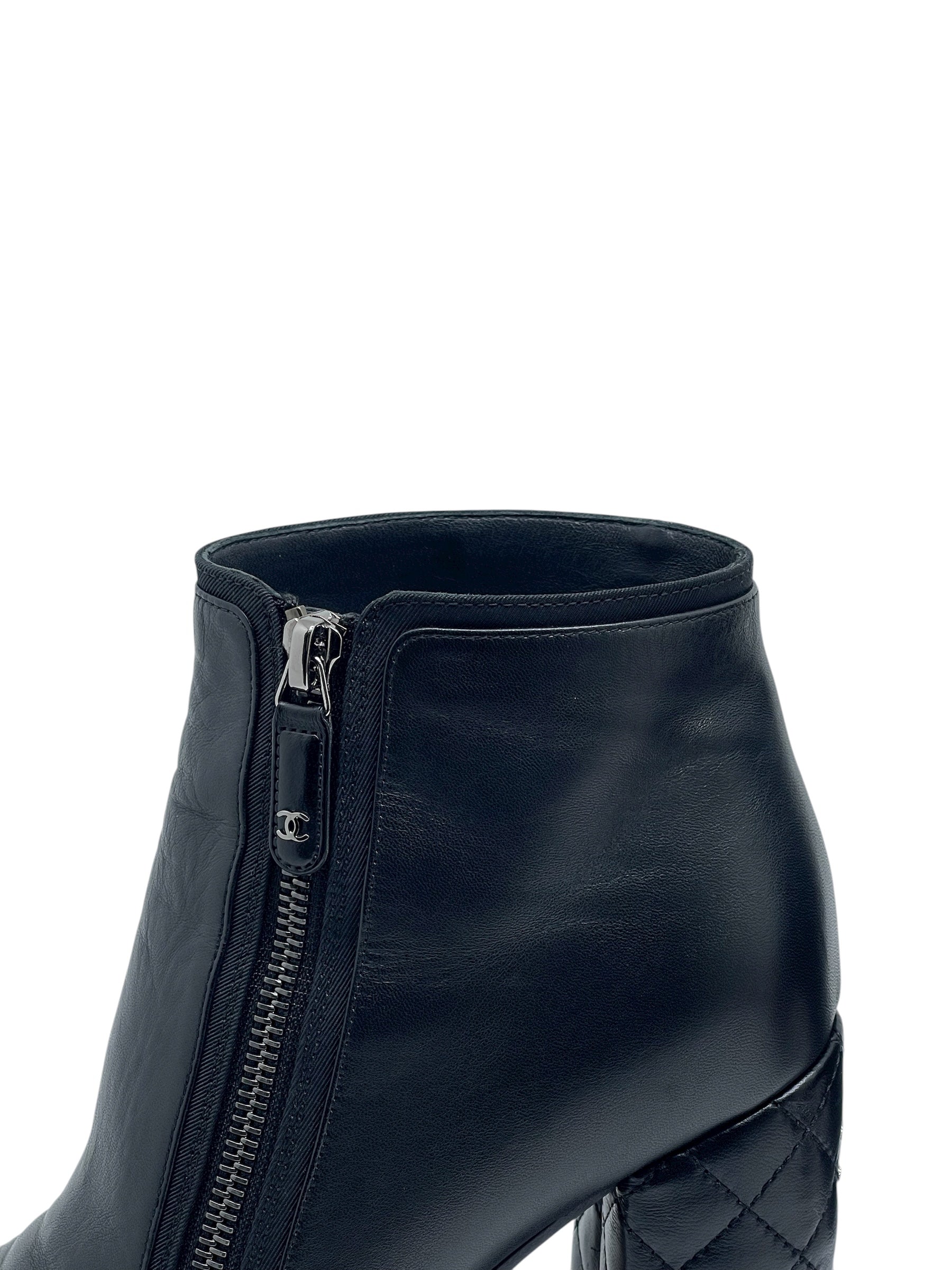 Chanel - Bottines en cuir matelassé T38