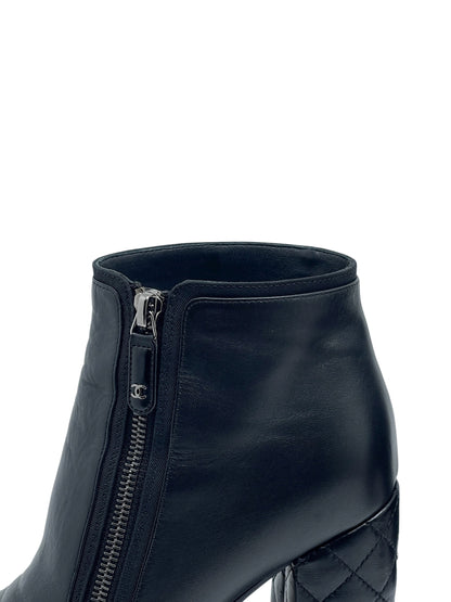 Chanel - Bottines en cuir matelassé T38