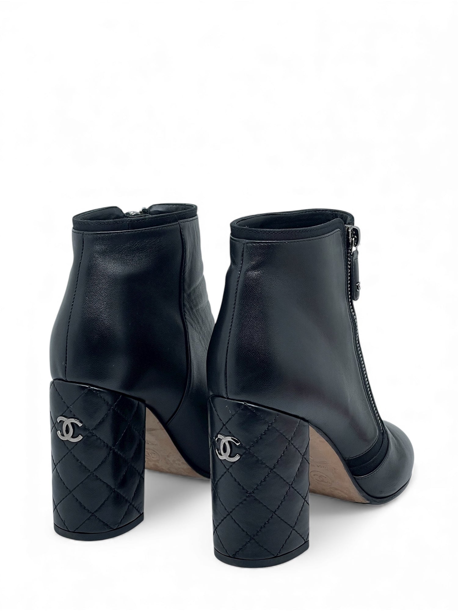 Chanel - Bottines en cuir matelassé T38