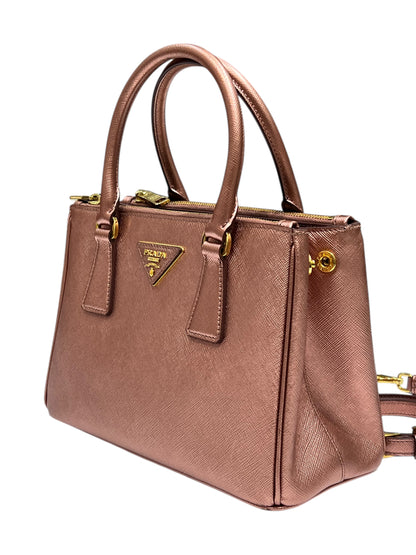 Prada / sac galleria PM cuir saffiano rose foncé irisé