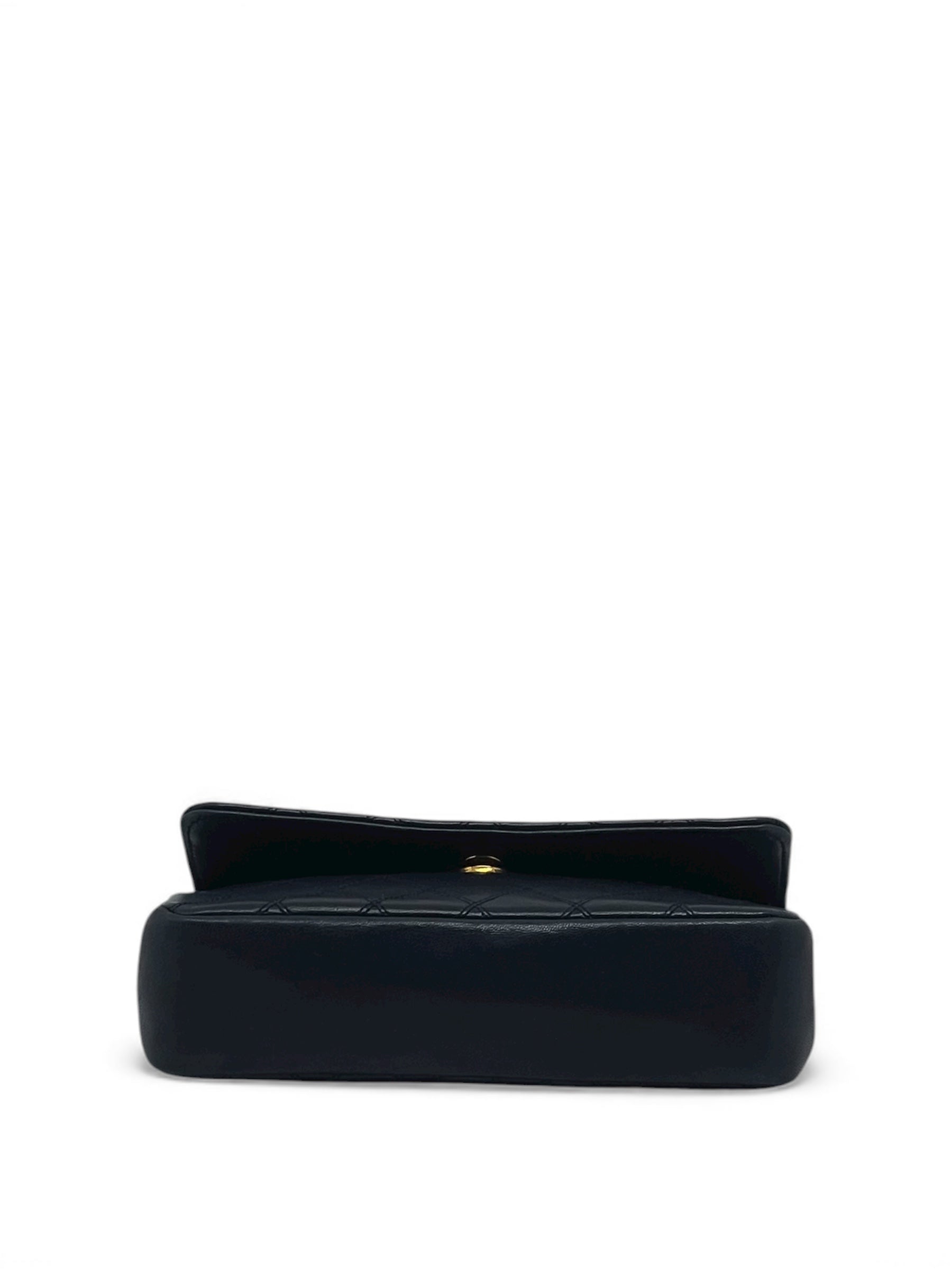 Chanel - Mini borsa con patta blu navy