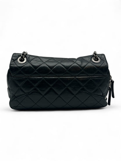 Chanel - Schwarze Umhängetasche mit Klappe