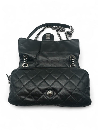 Chanel - Schwarze Umhängetasche mit Klappe
