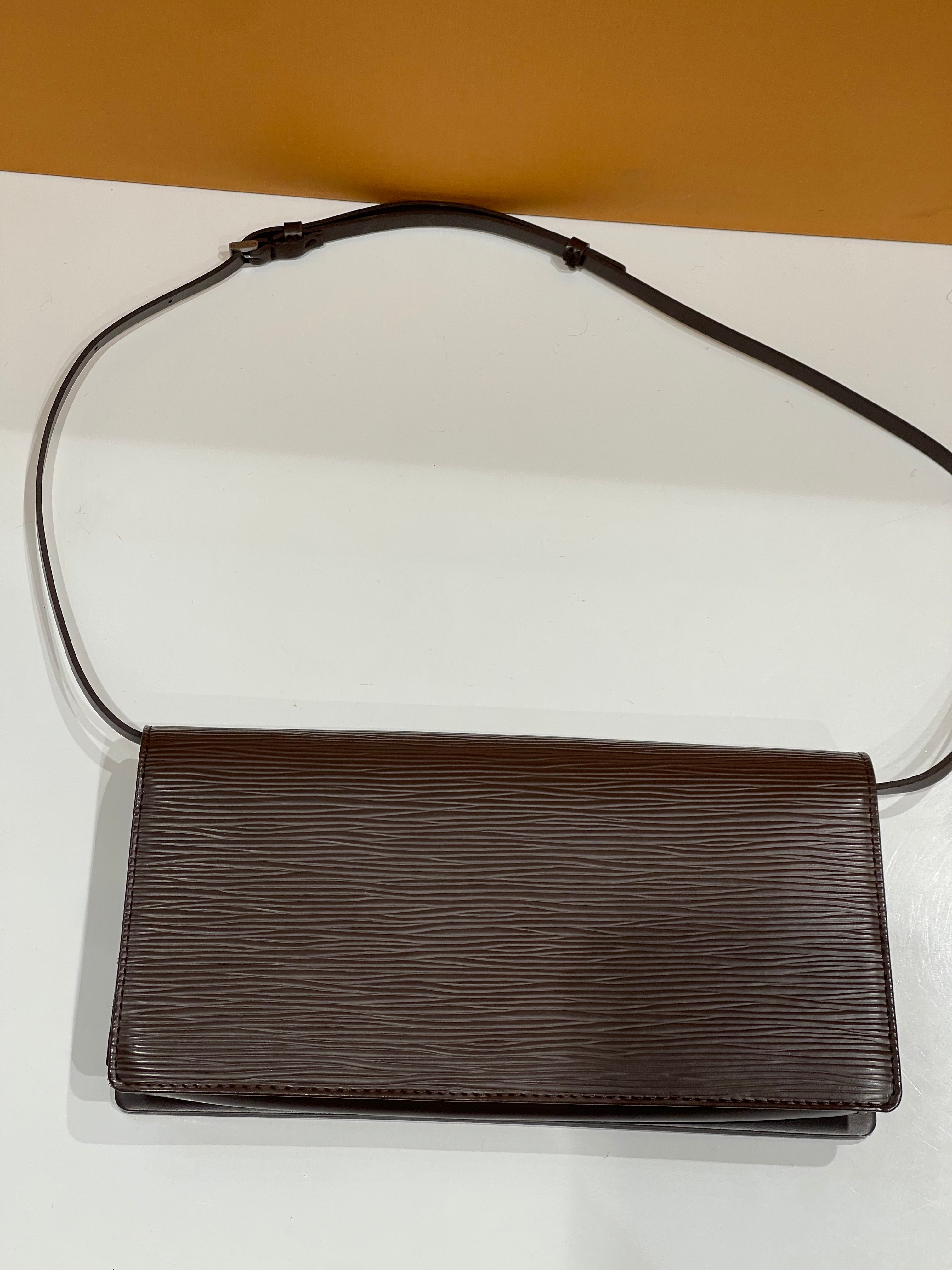 Louis Vuitton - Brown epi leather PM accessories clutch bag