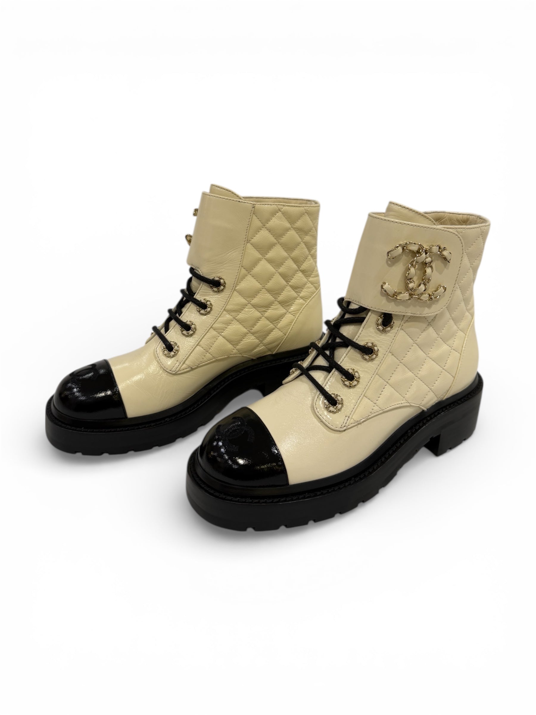 Chanel - Bottines matelassées et CC entrelacés cuir t.36