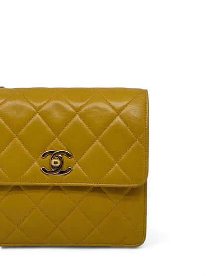 Chanel - Sac à rabat jaune