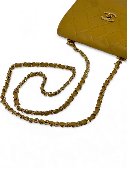 Chanel - Sac à rabat jaune