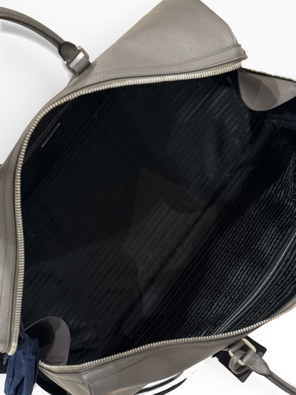 Prada - Sac de voyage 50 Gris marbre en cuir saffiano
