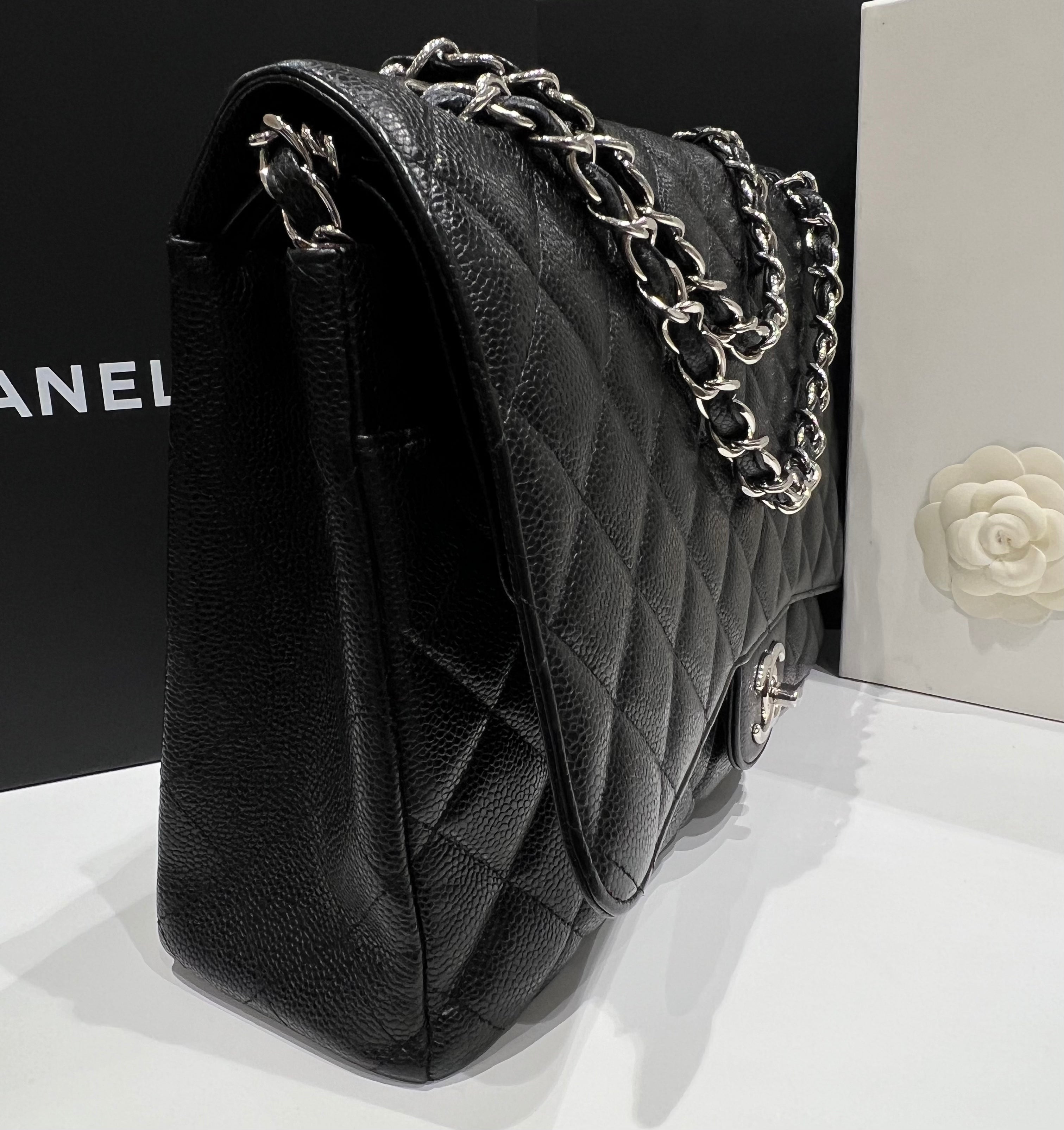 Chanel - bolso clásico maxi jumbo de piel de caviar negro