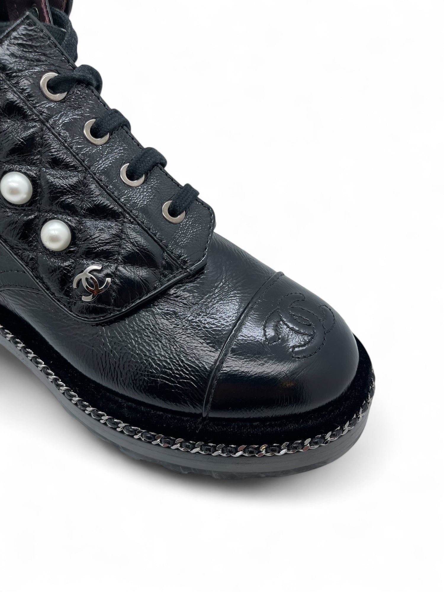 Chanel - Boots en cuir noir avec perles T35,5