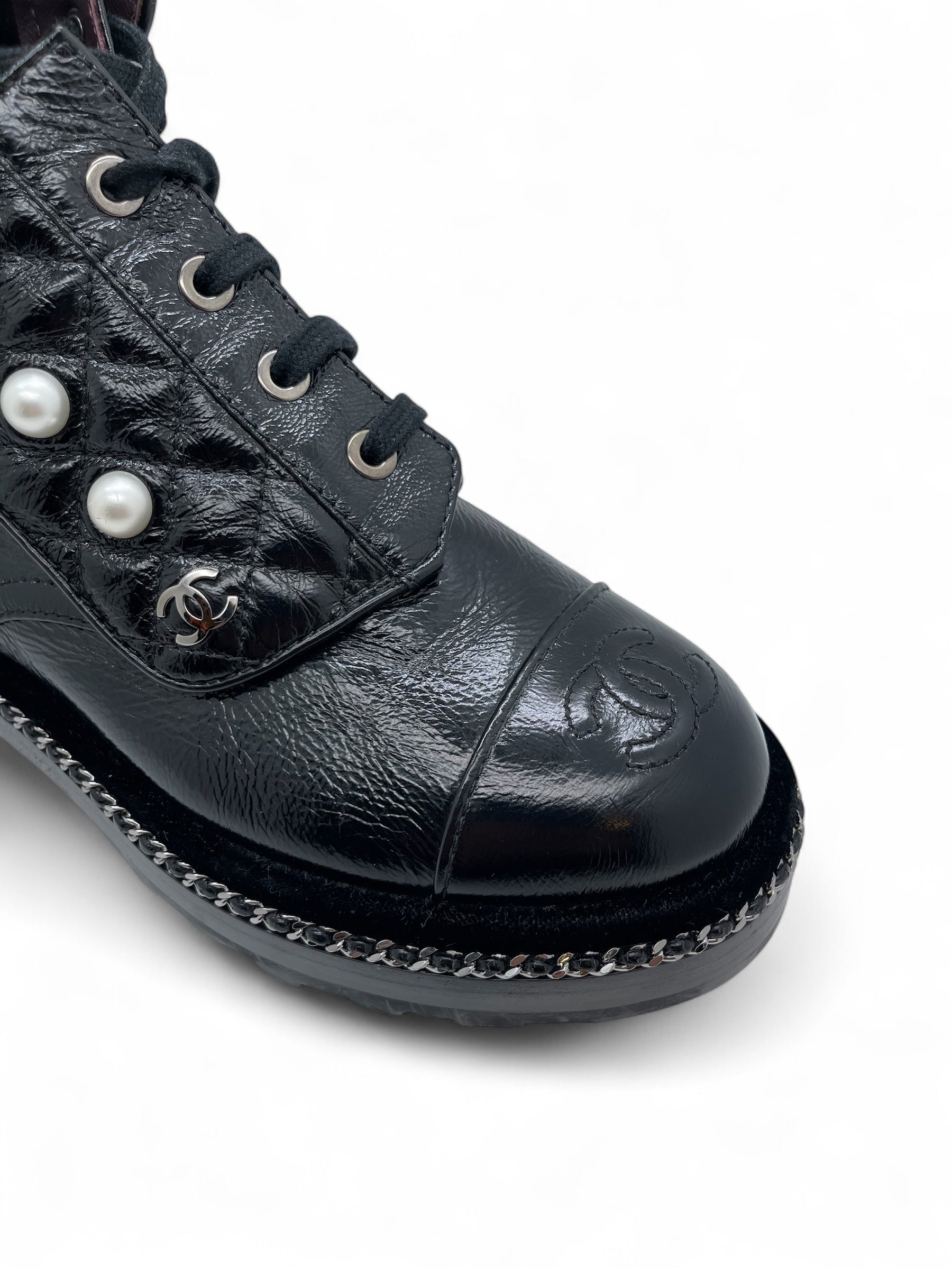 Chanel - Boots en cuir noir avec perles T35,5