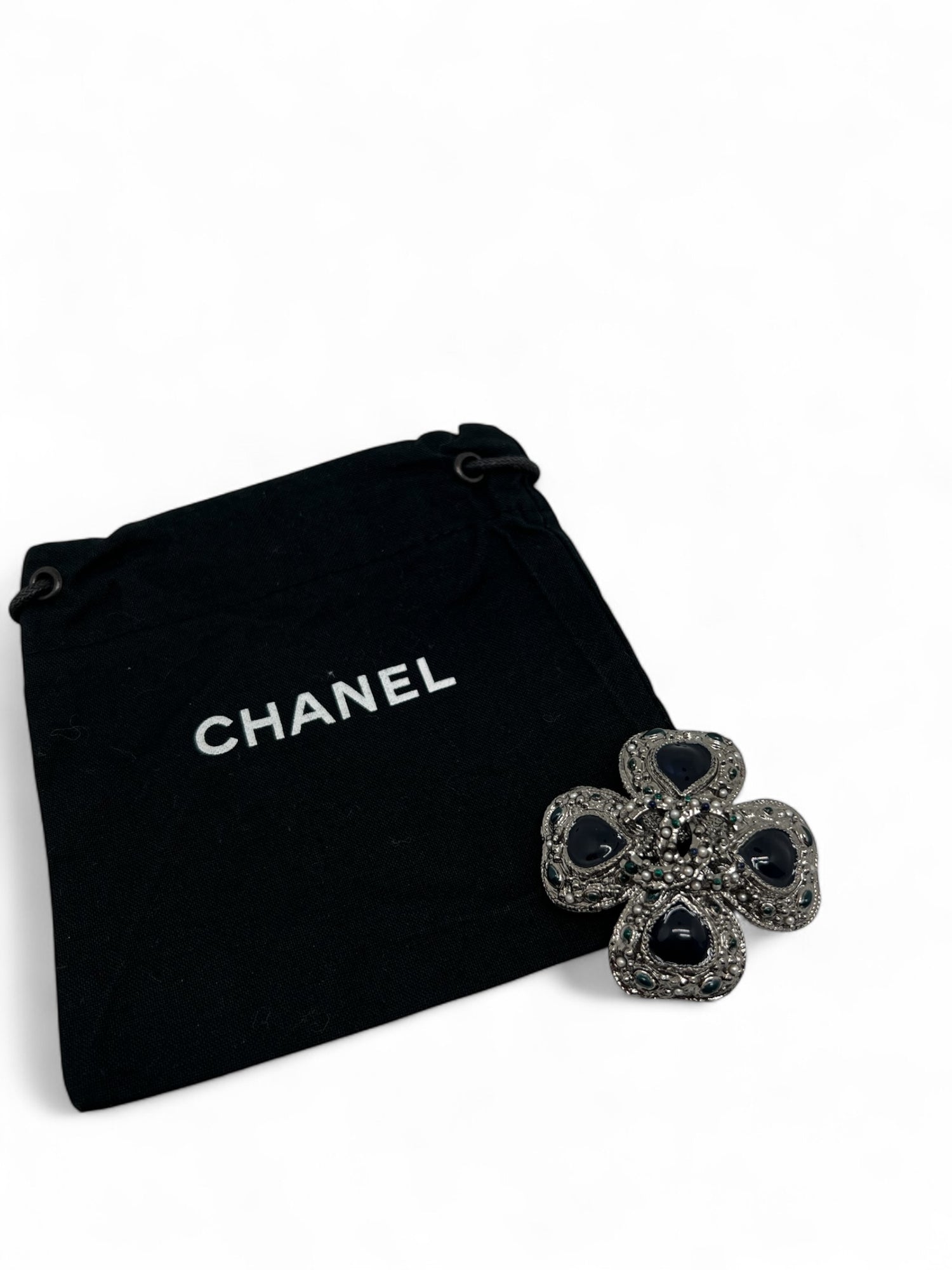 Chanel - Broche avec perles