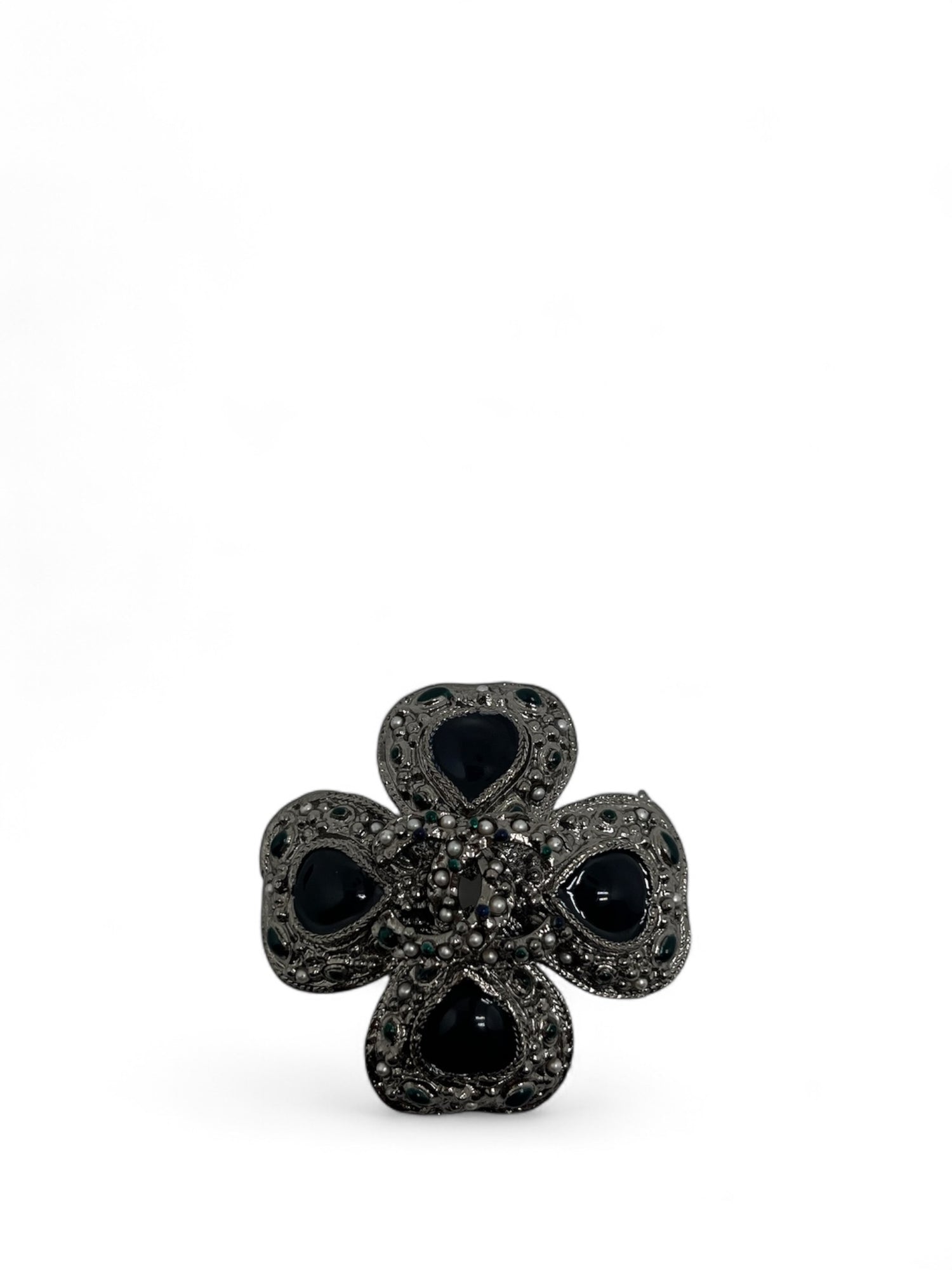 Chanel - Broche avec perles