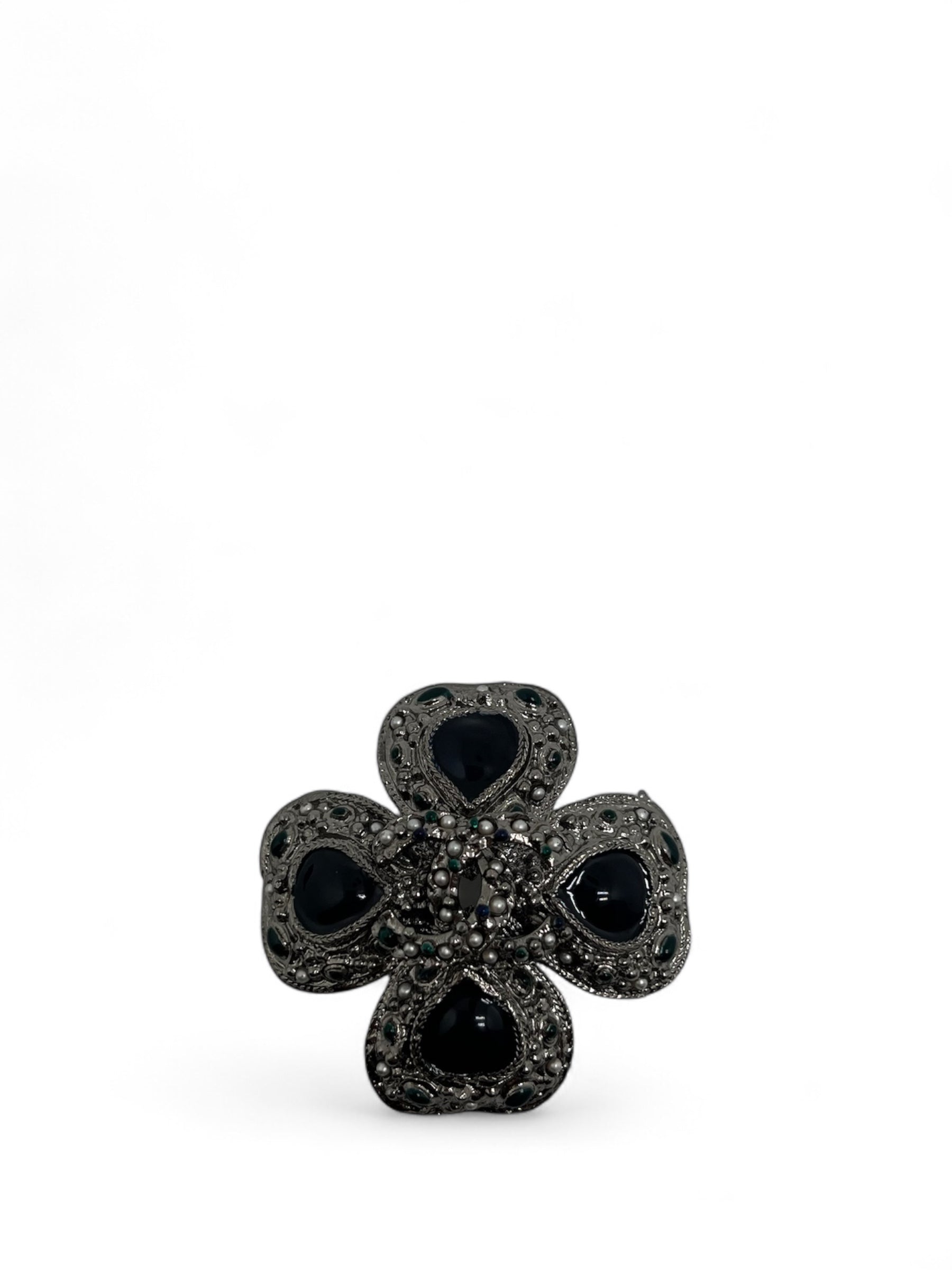 Chanel - Broche avec perles