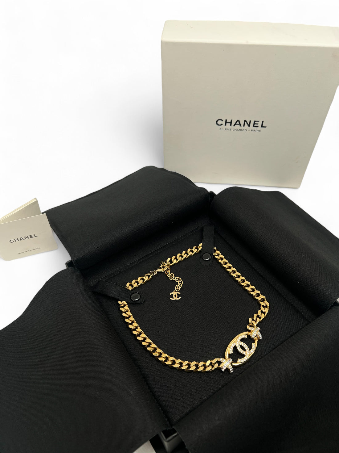 Chanel - Halskette mit CC-Anhänger und Strasssteinbesatz