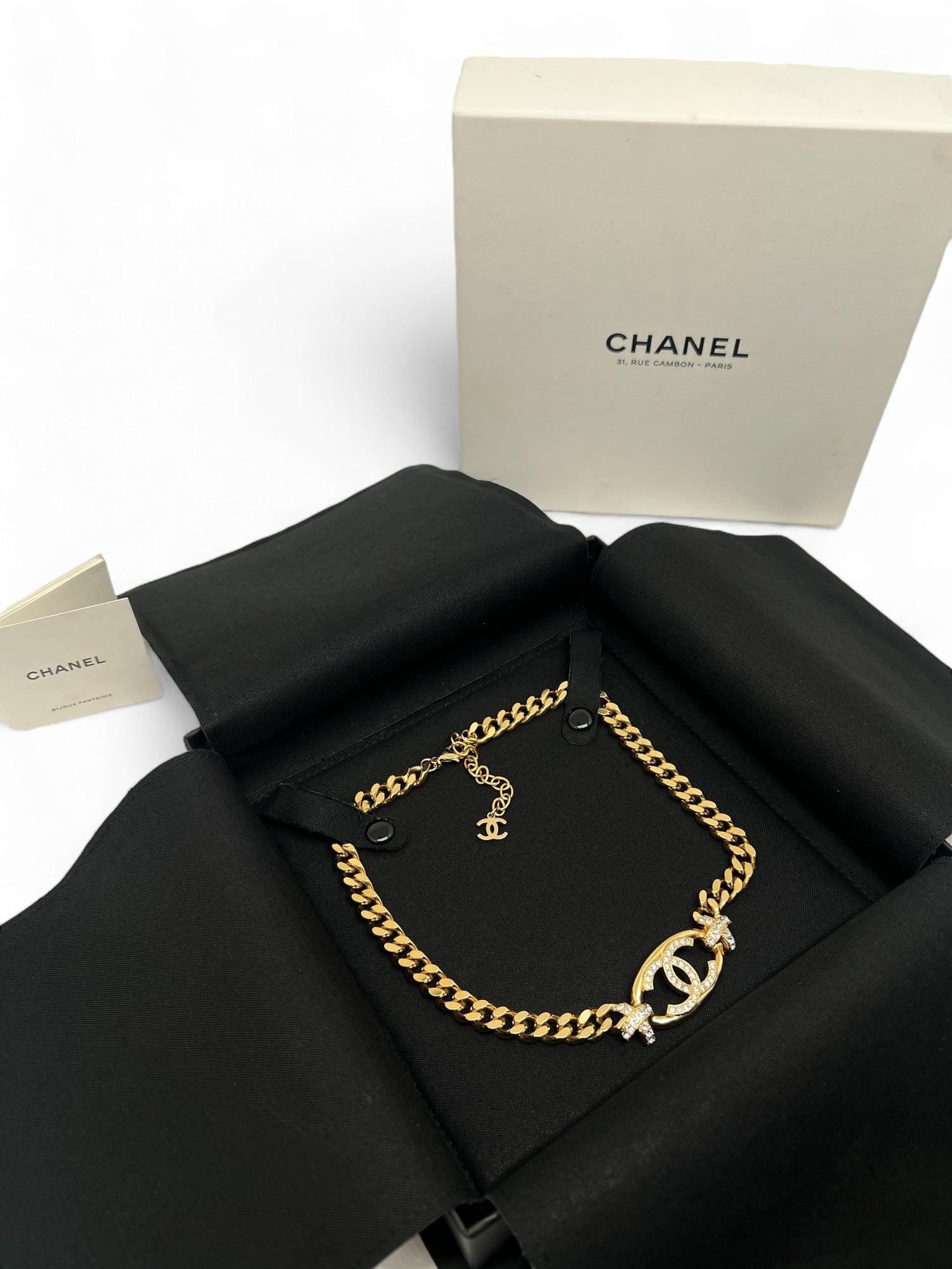 Chanel - Collier ras du cou CC avec strass