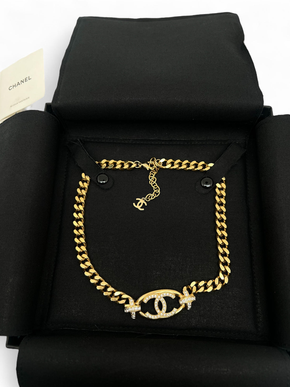 Chanel - Halskette mit CC-Anhänger und Strasssteinbesatz