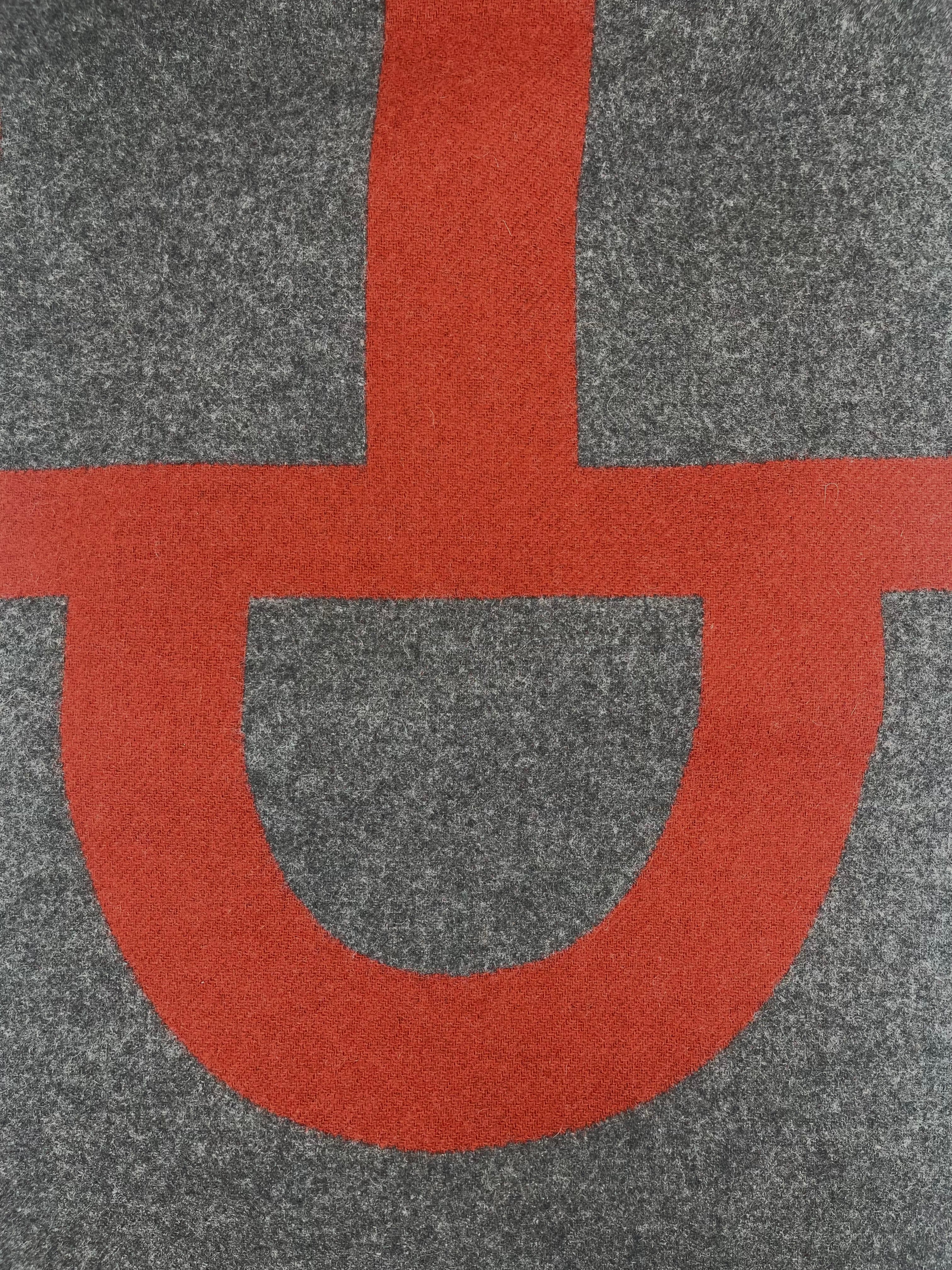 Hermès - Écharpe grise et bordeaux en cachemire