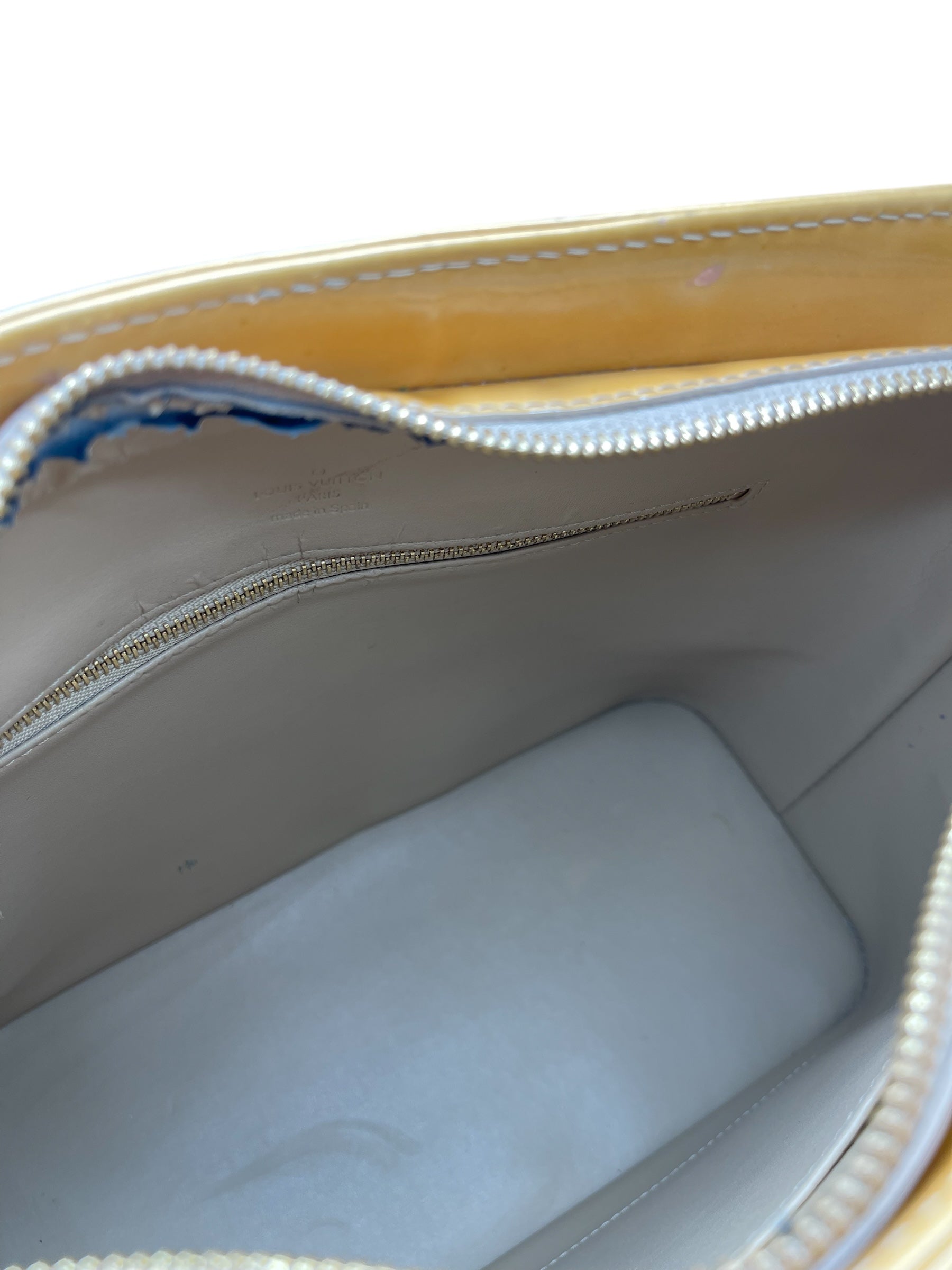 Louis Vuitton - Tasche mit eingeprägtem Monogramm in Gelb