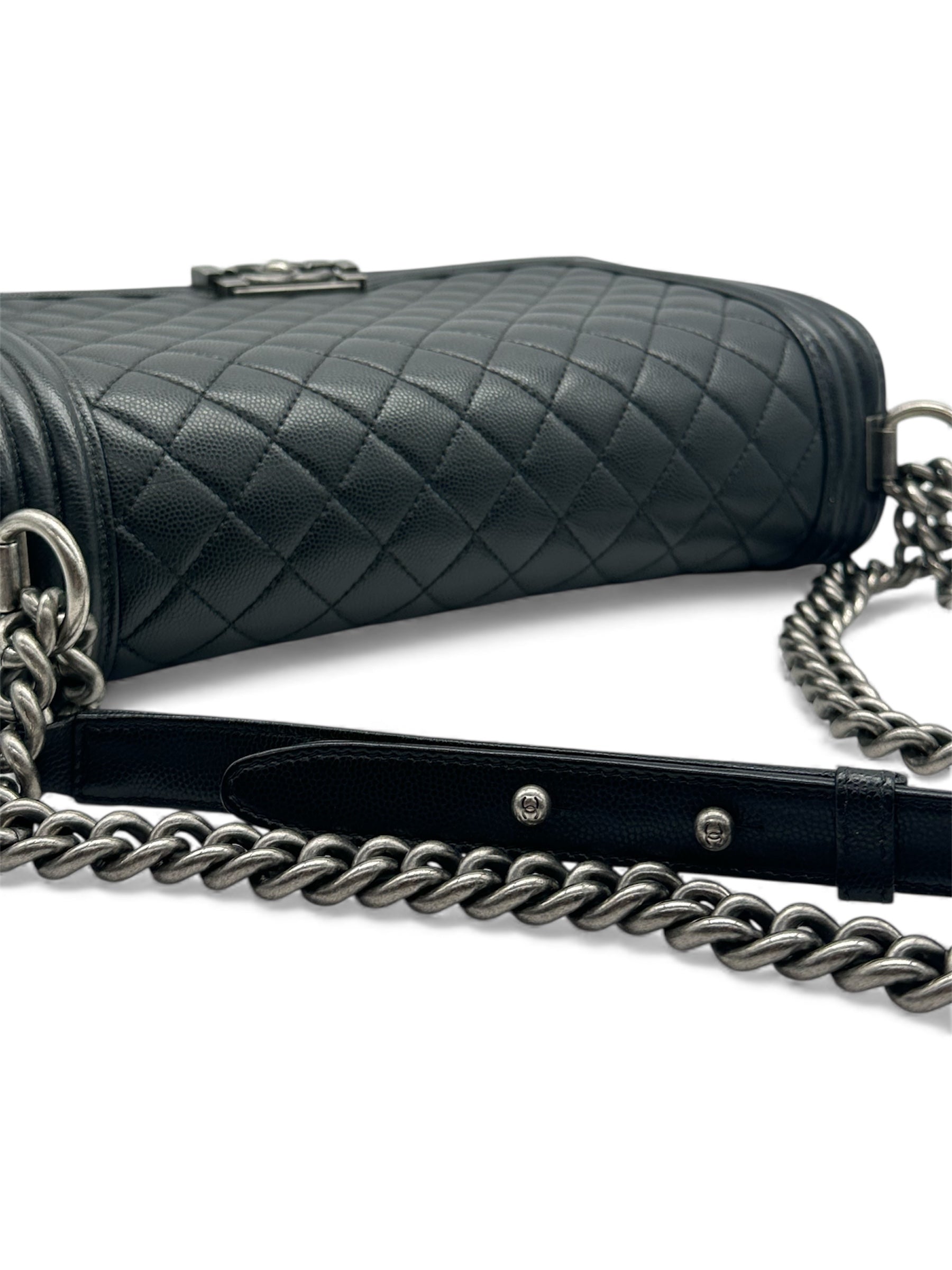 Chanel - Tasche Boy aus schwarzem Kaviarleder
