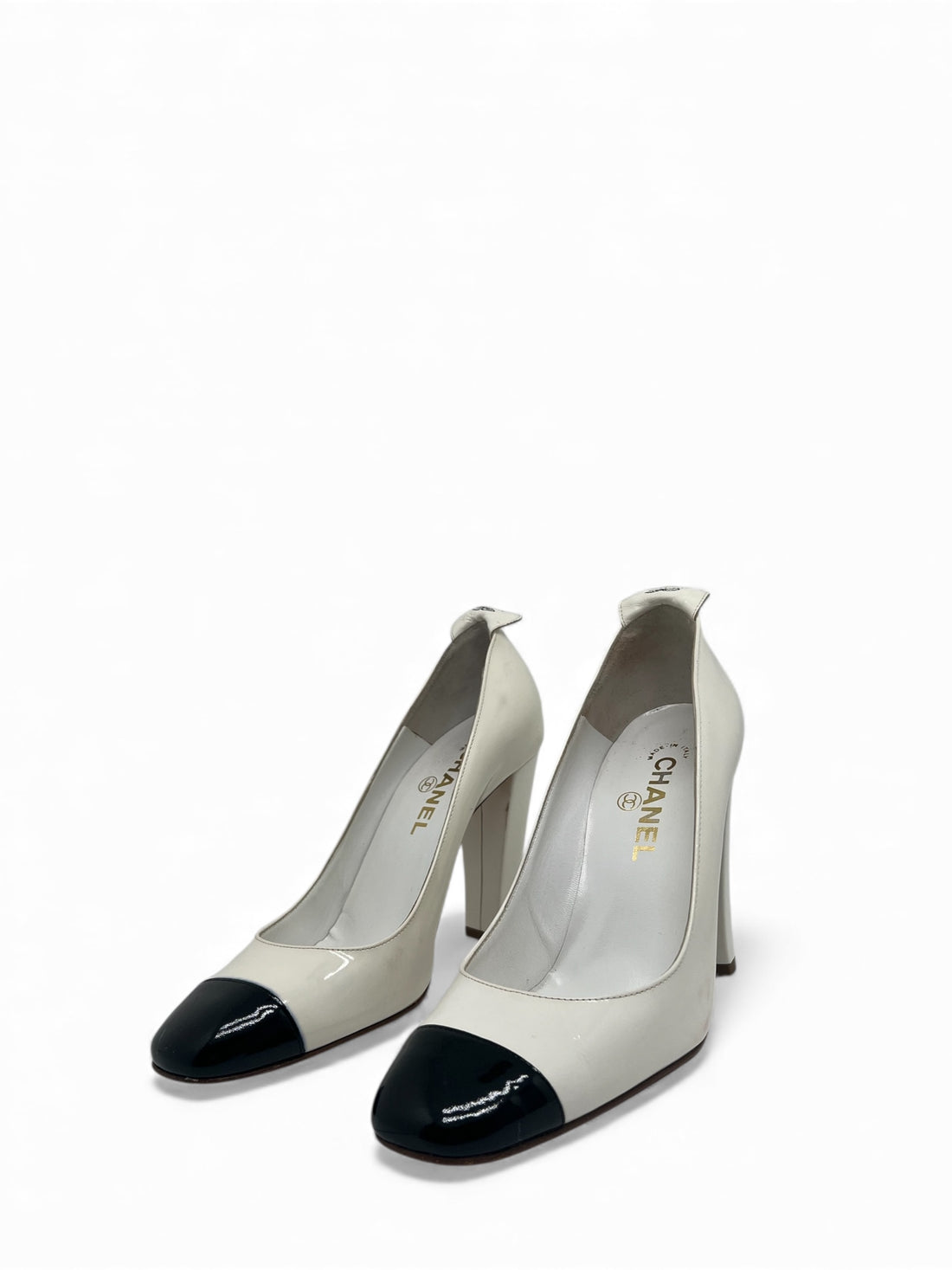 Chanel - Escarpins en cuir vernis Blanc T.38