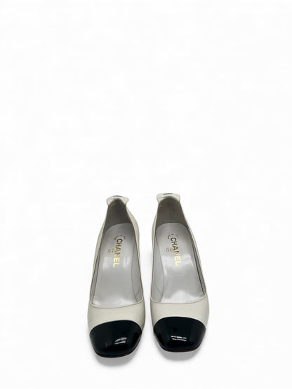 Chanel - Escarpins en cuir vernis Blanc T.38