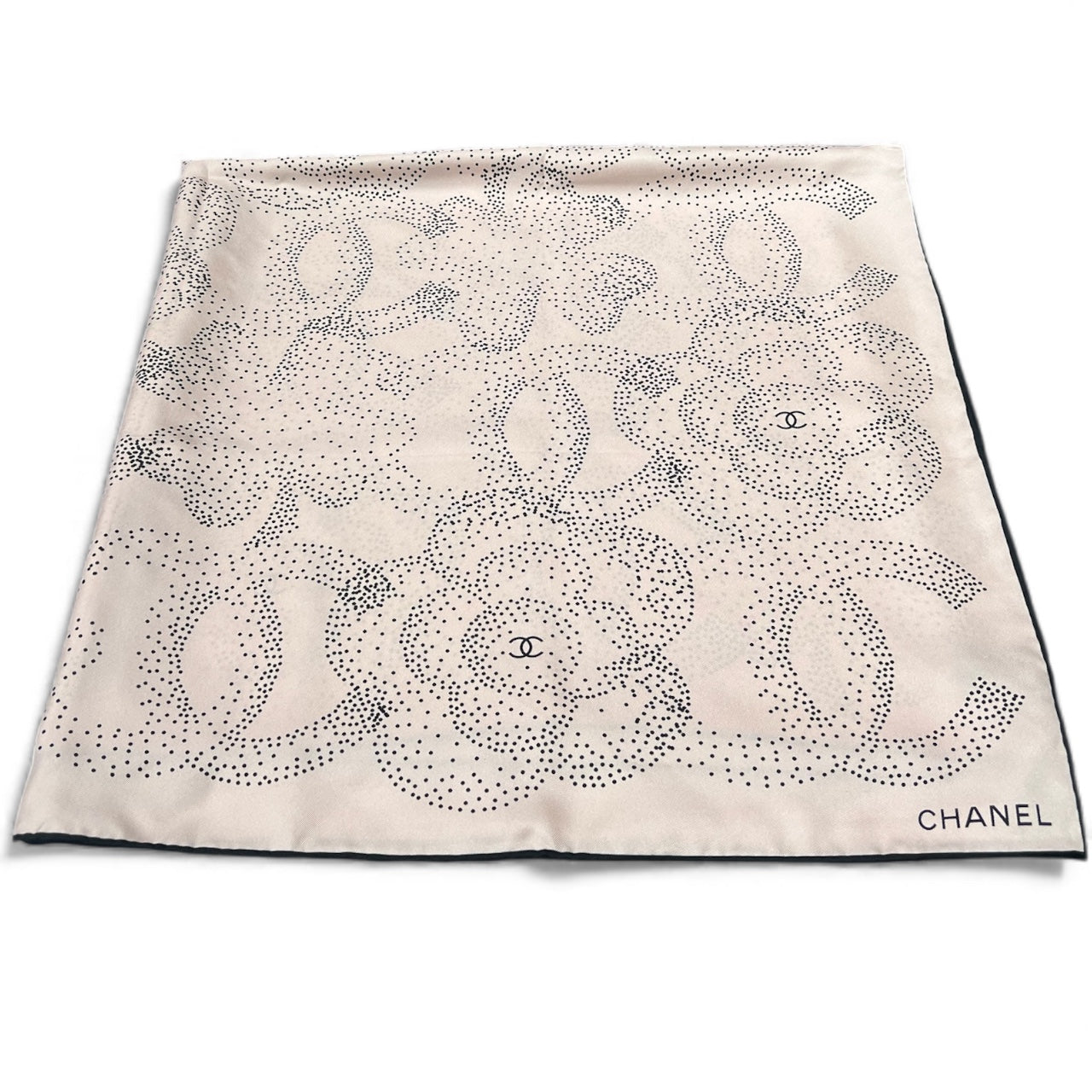 Chanel -   Carré logo CC camélia et trèfles formés de petits