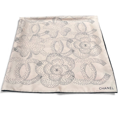 Chanel -   Carré logo CC camélia et trèfles formés de petits
